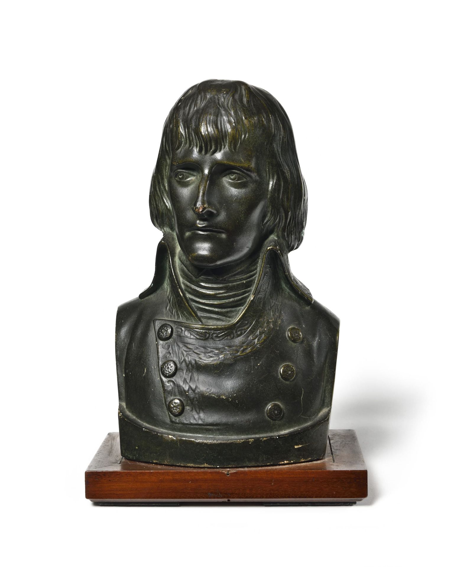 Null "波拿巴第一执政官"。
带有青铜光泽的石膏半身像。
在一个木质底座上。
底座上的高度：26厘米。
19世纪。