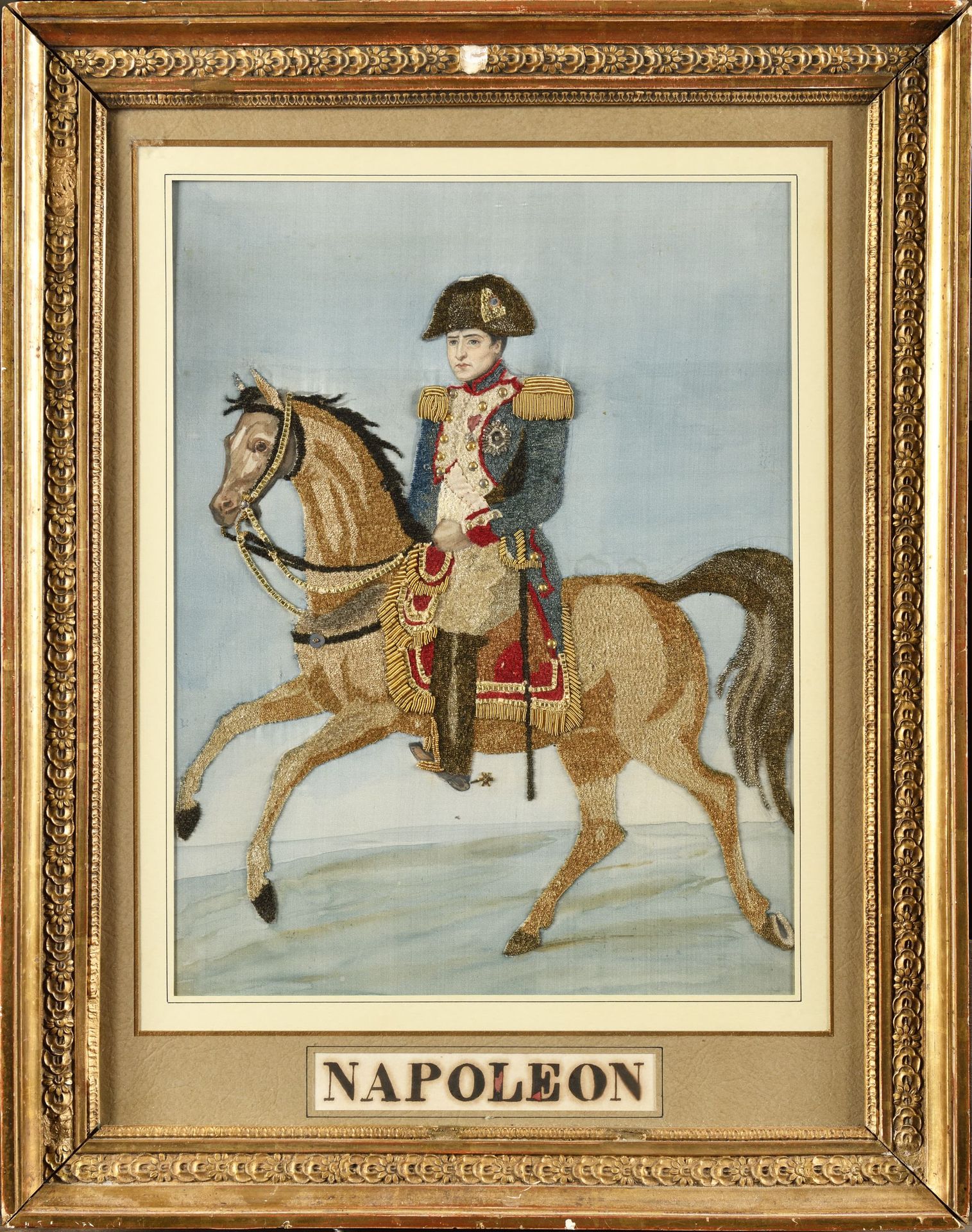 Null 马背上的拿破仑
穿着帝国卫队上校的制服
绣有坎尼蒂尔的丝绸上的绘画
杯垫。镀金的木质框架，装饰有心形葡萄的楣，花环和硬币。
B.E. 骨灰回归时期
高&hellip;