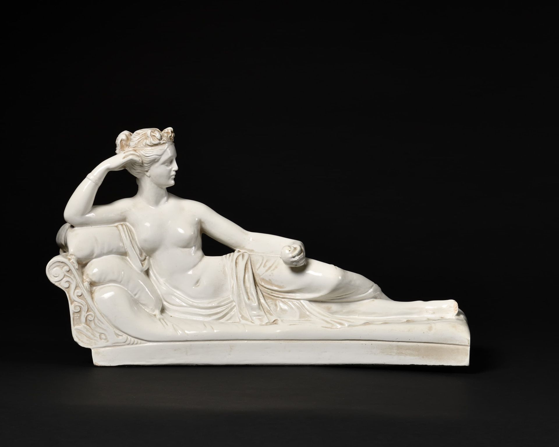 Null 卡诺瓦，后。 
"Venus Victrix "或 "Borghese "维纳斯 
白瓷主题。 
14,5 x 47,5厘米。 
B.E. 

历史背&hellip;
