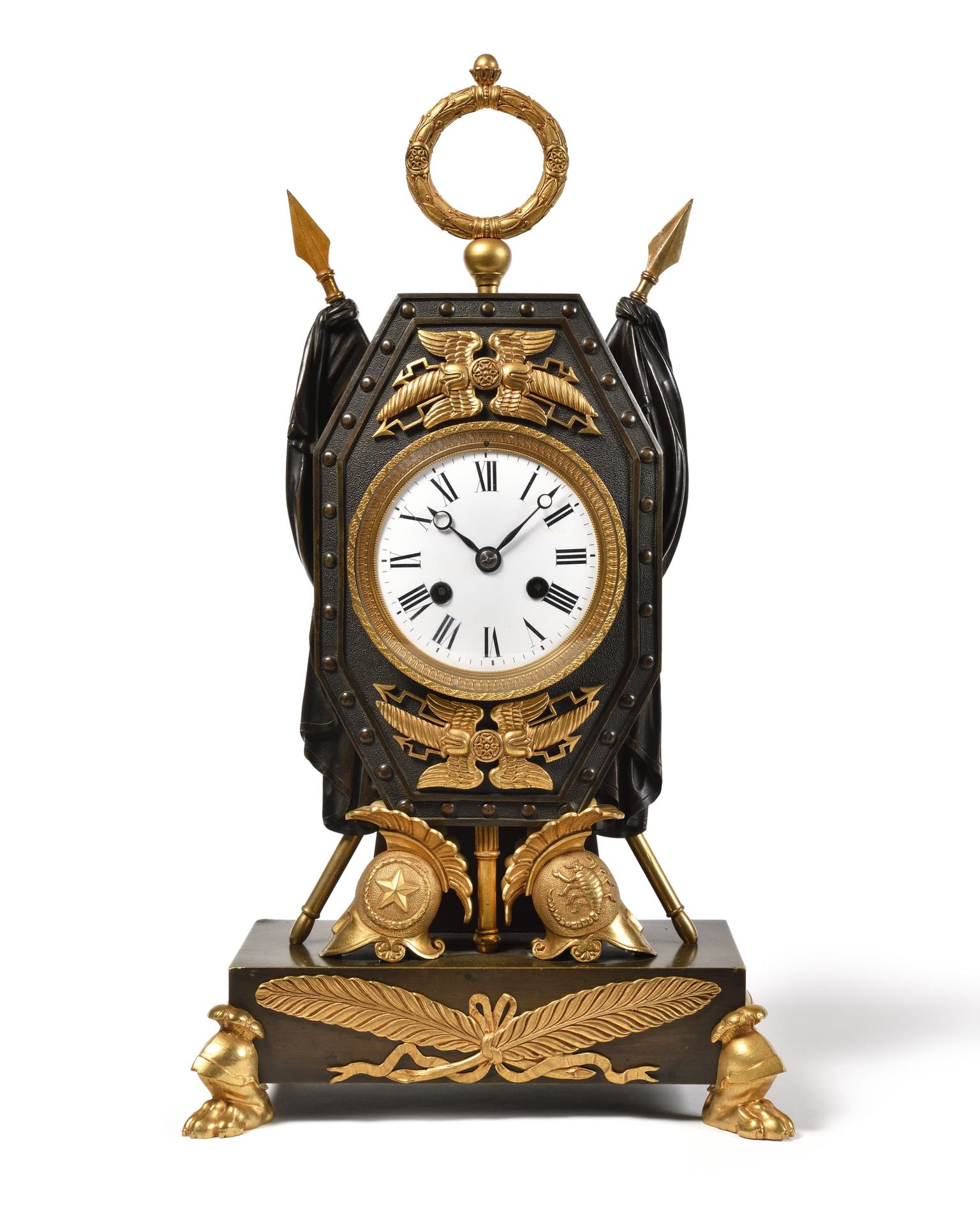 Null CLOCK WITH THE TROPHEES OF WEAPONS IN BRONZE.
Golden patina. Body formed of&hellip;