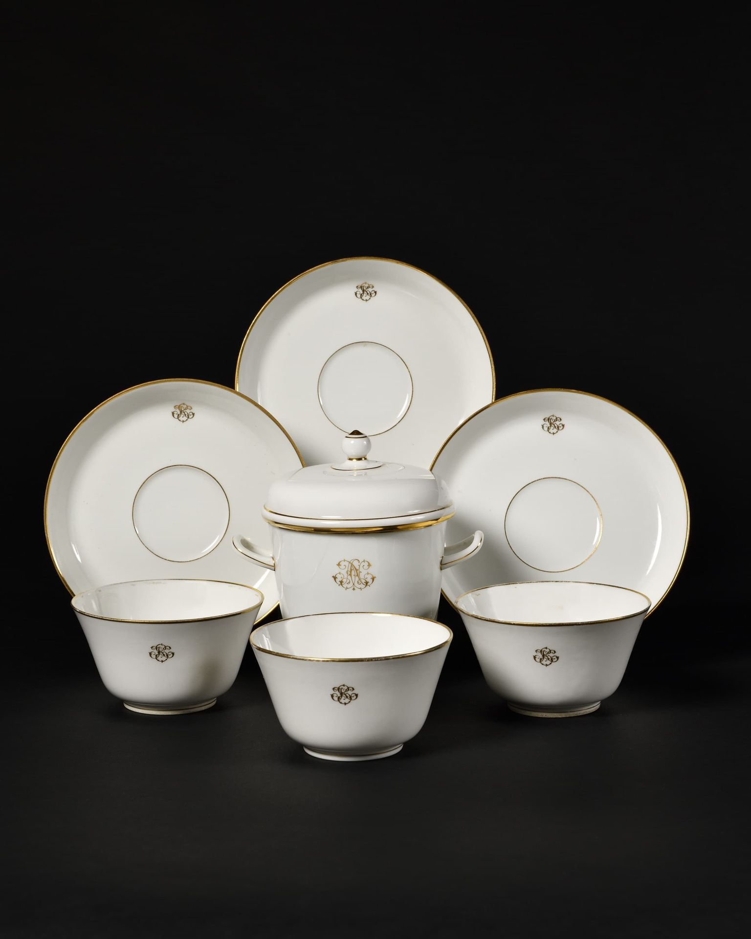Null 斯维列斯
瓷器服务，有金色的字母装饰，包括一个有盖糖罐，三个茶杯和三个茶碟。
标有：绿色的S.66和S.72，糖罐下有红色鎏金的Sèvres RF 8&hellip;