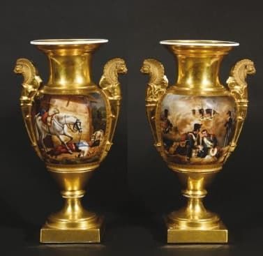 Null 巴黎
一对瓷质阳台花瓶，两柄末端为狮子头，金色背景上的多色装饰是Horace Vernet的作品，表现了受伤的小号手和军团的狗，背面装饰着风景。
复原&hellip;