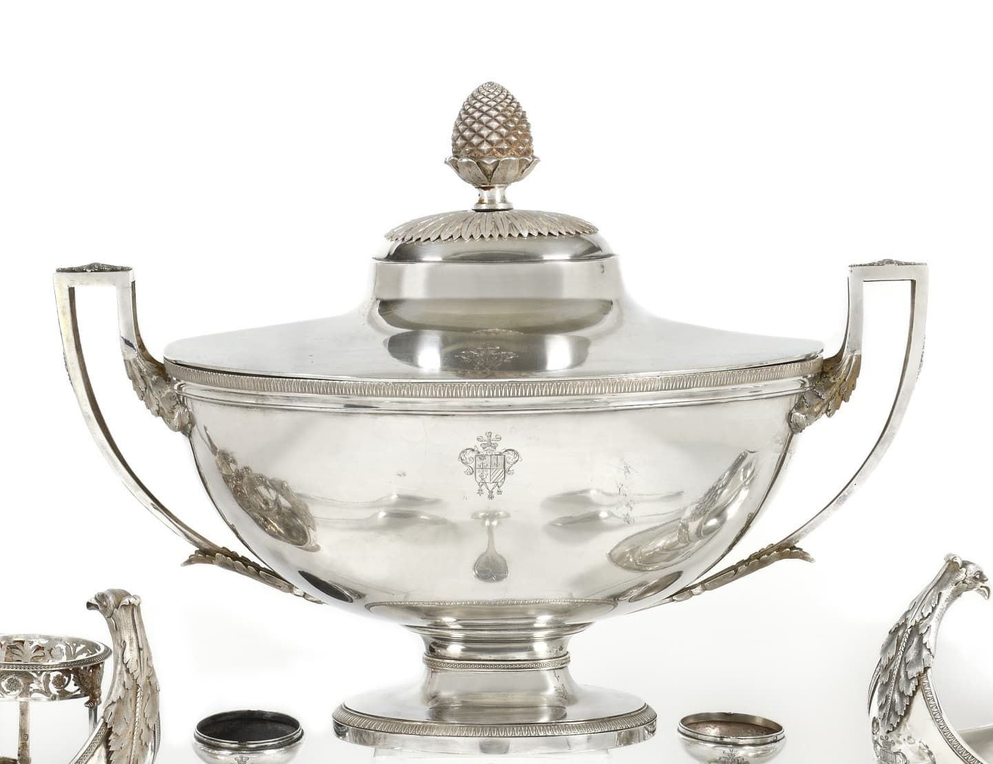 Null IMPORTANT TUREEN WITH TWO HANDLES, IN SILVER. 
Lid with pine cone grip with&hellip;