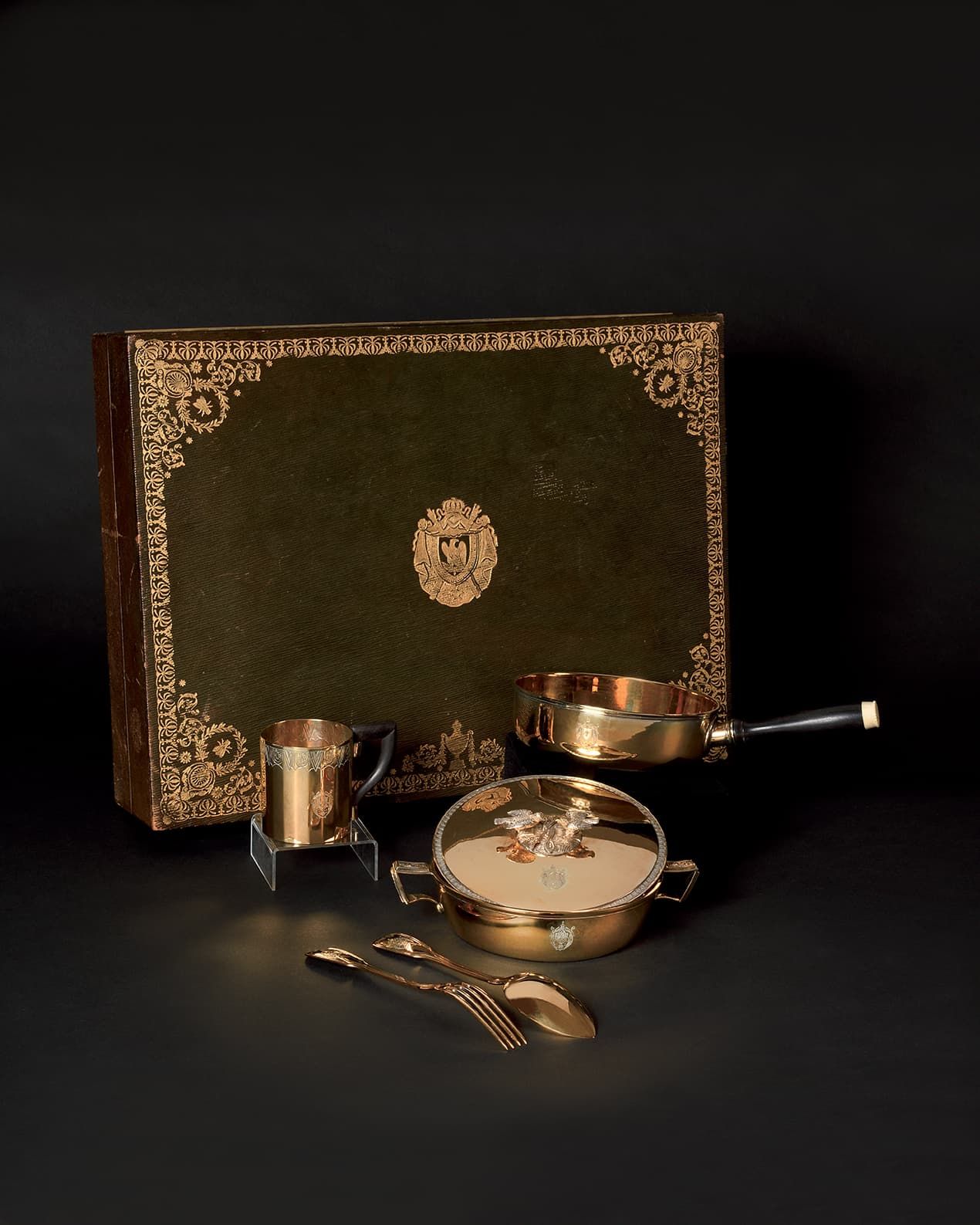 Null 再版的拿破仑一世的战役服务，包括: 
一对餐具。一个有盖碗。一个锅和一个水壶。 
镀金，刻有帝国纹章。 
棕色皮箱，上面印有金色的大帝国徽章，并覆盖着&hellip;