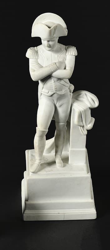 Null "穿着制服的拿破仑皇帝，双臂交叉。
底座上的比斯克主题。
第二帝国时期。