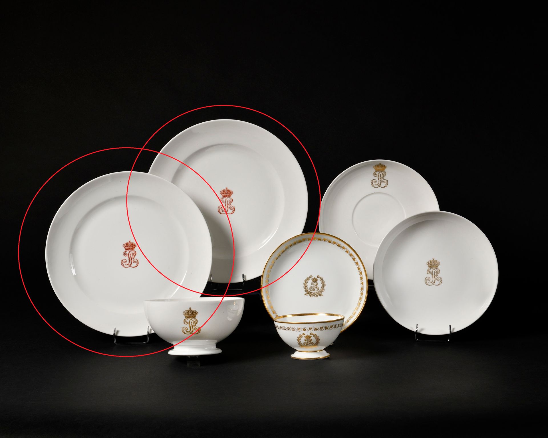 Null SEVRES
Deux assiettes en porcelaine à décor en rouge au centre du monogramm&hellip;