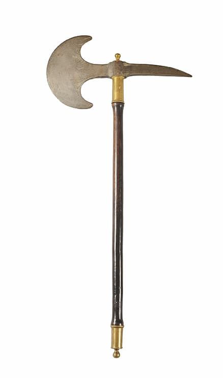 Null SAPPER'S AXE。
大斧头，背部有尖刺。侧面有插座。安装在一个发黑的山毛榉木手柄上，有两个黄铜配件。
公元前，第二帝国时期。