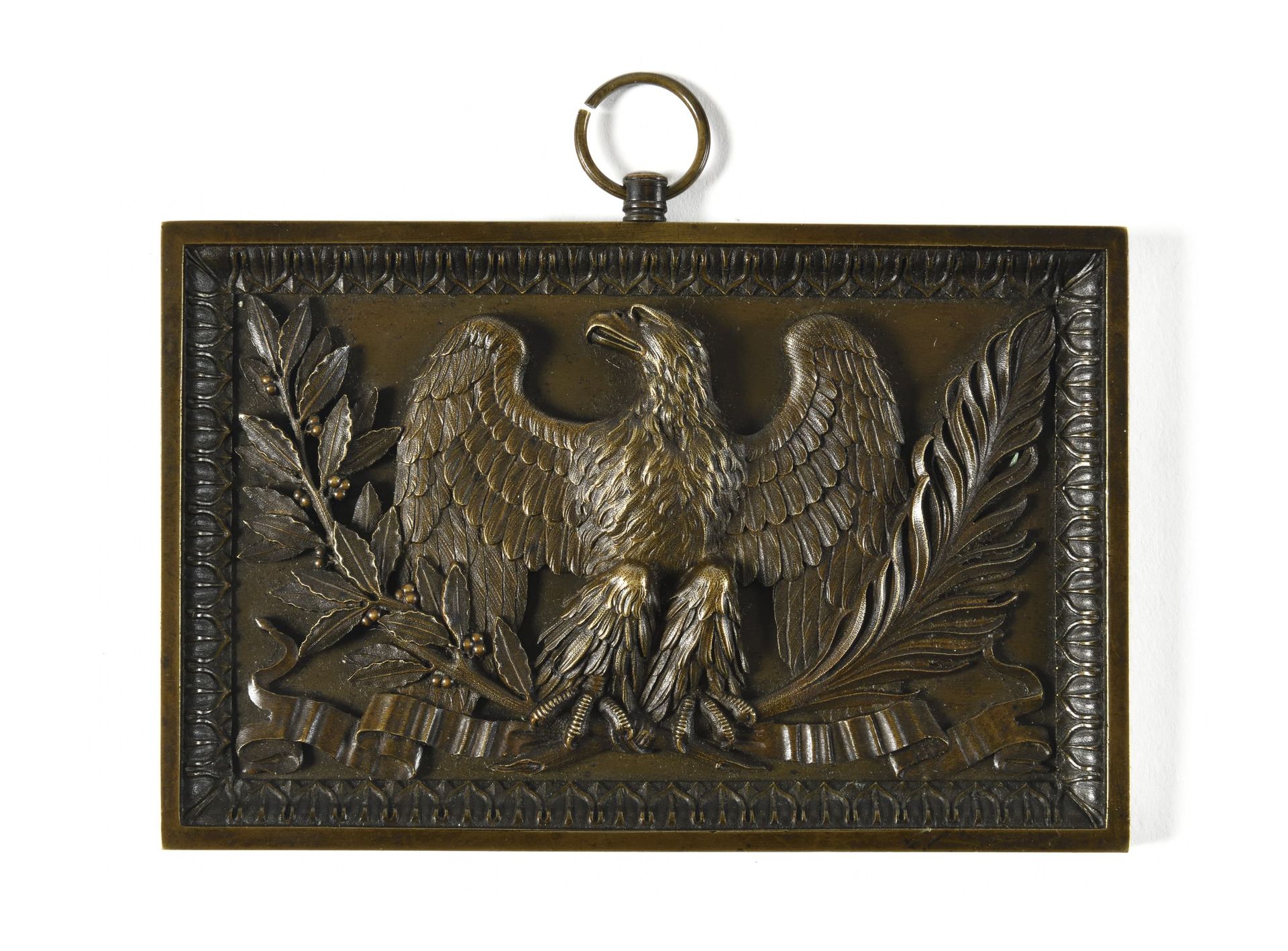 Null 小青铜板。 
将被悬挂，半圆形代表鹰，张开翅膀在月桂树枝和手掌上，由一条丝带固定。 
10.4 x 15.3厘米。 
B.E. 19世纪。