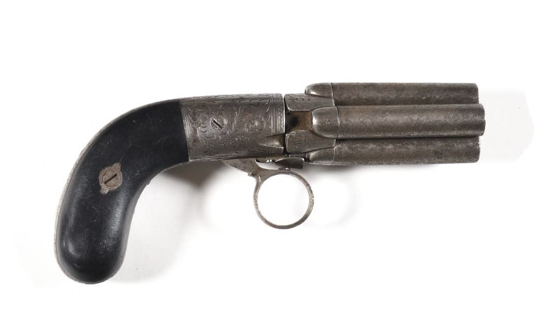 Null poivriere mariette左轮手枪，四发，口径38。 
四个大马士革枪管组成的枪组（缺少两个烟囱），环形扳机。
雕刻的圆形外壳。枪托凸缘印有&hellip;