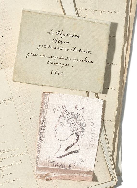 Null "古代风格的拿破仑一世皇帝侧面图 
用黑色墨水绘制的皇帝轮廓的剪裁丝绸碎片，圆周上标有 "PAINTED BY THE FOUDRE - Napole&hellip;