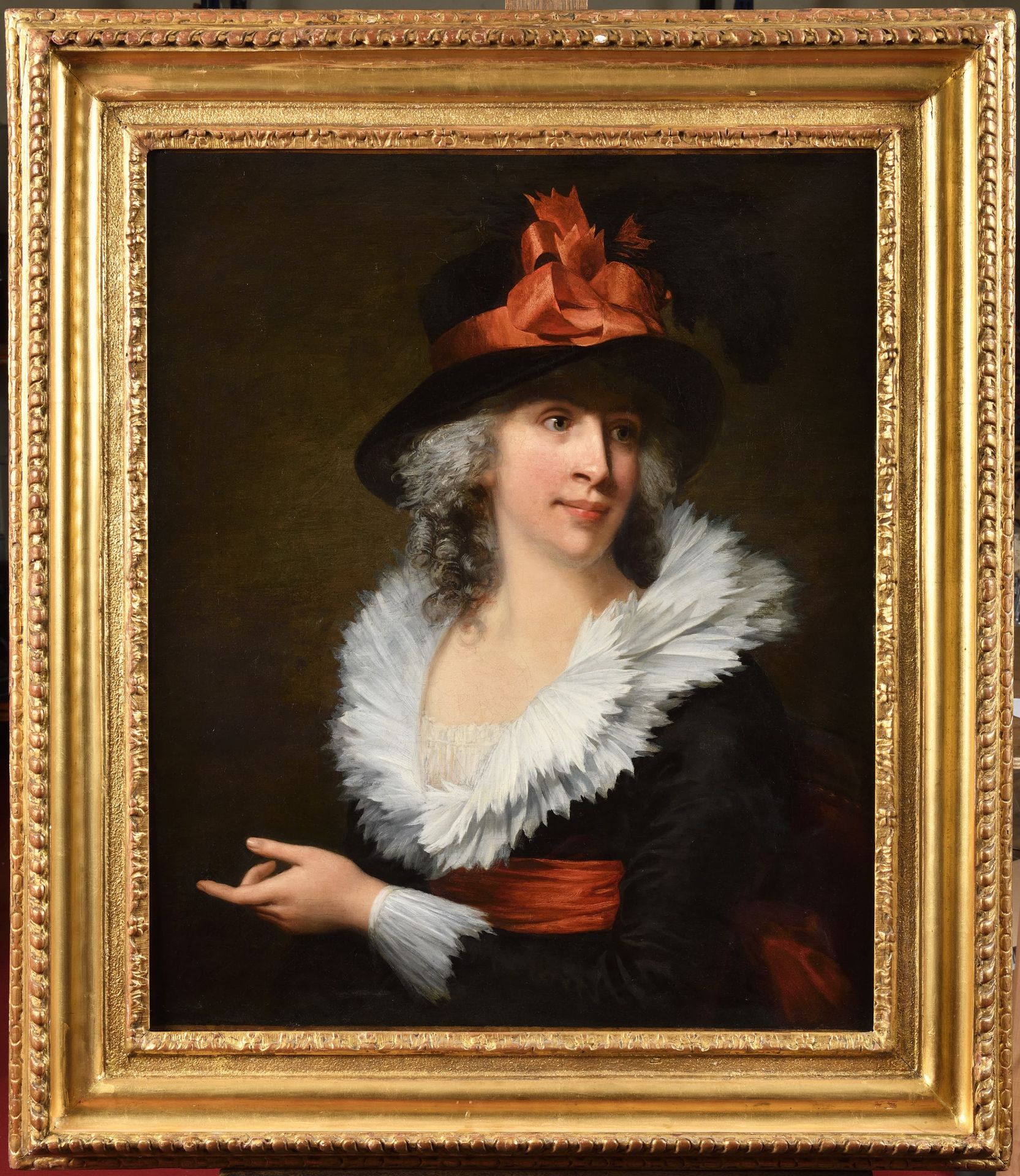 Null 让-洛朗-莫斯尼尔（1743年，巴黎-1808年，圣彼得堡）。
"一个女人的四分之三肖像，她穿着紫色的丝质蝴蝶结帽子，黑色的裙子，白色的蕾丝领子和袖口&hellip;