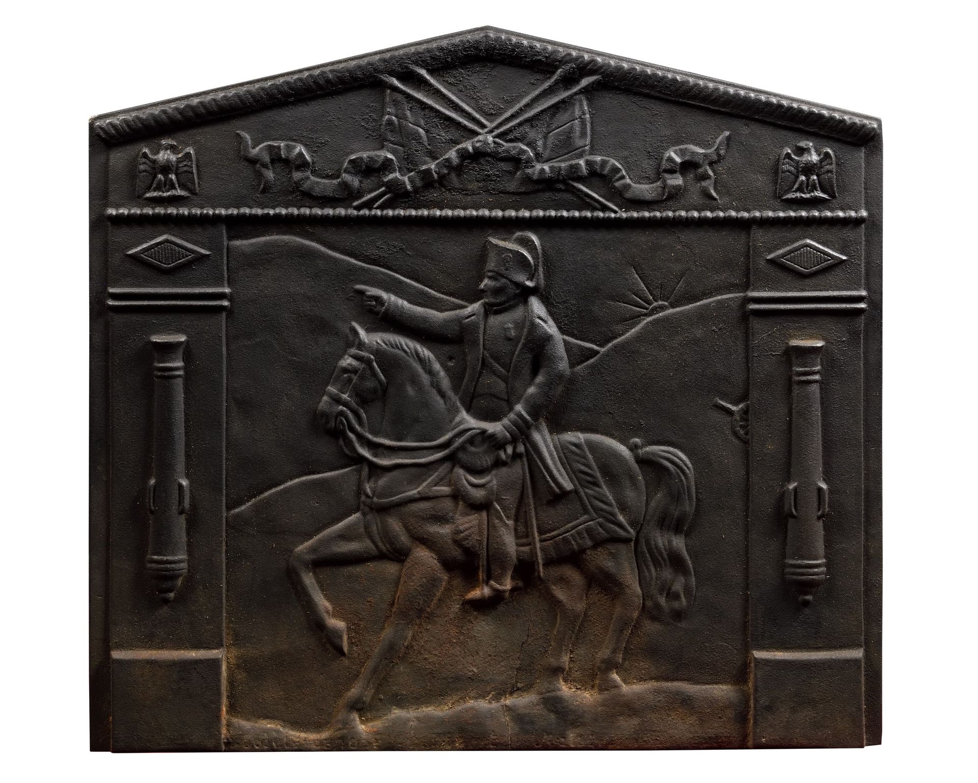 Null "马背上的拿破仑一世皇帝，被两门大炮框住，头顶是一束旗帜和鹰"。 
大型铸铁炉背。 
70 x 70厘米。 
B.E.