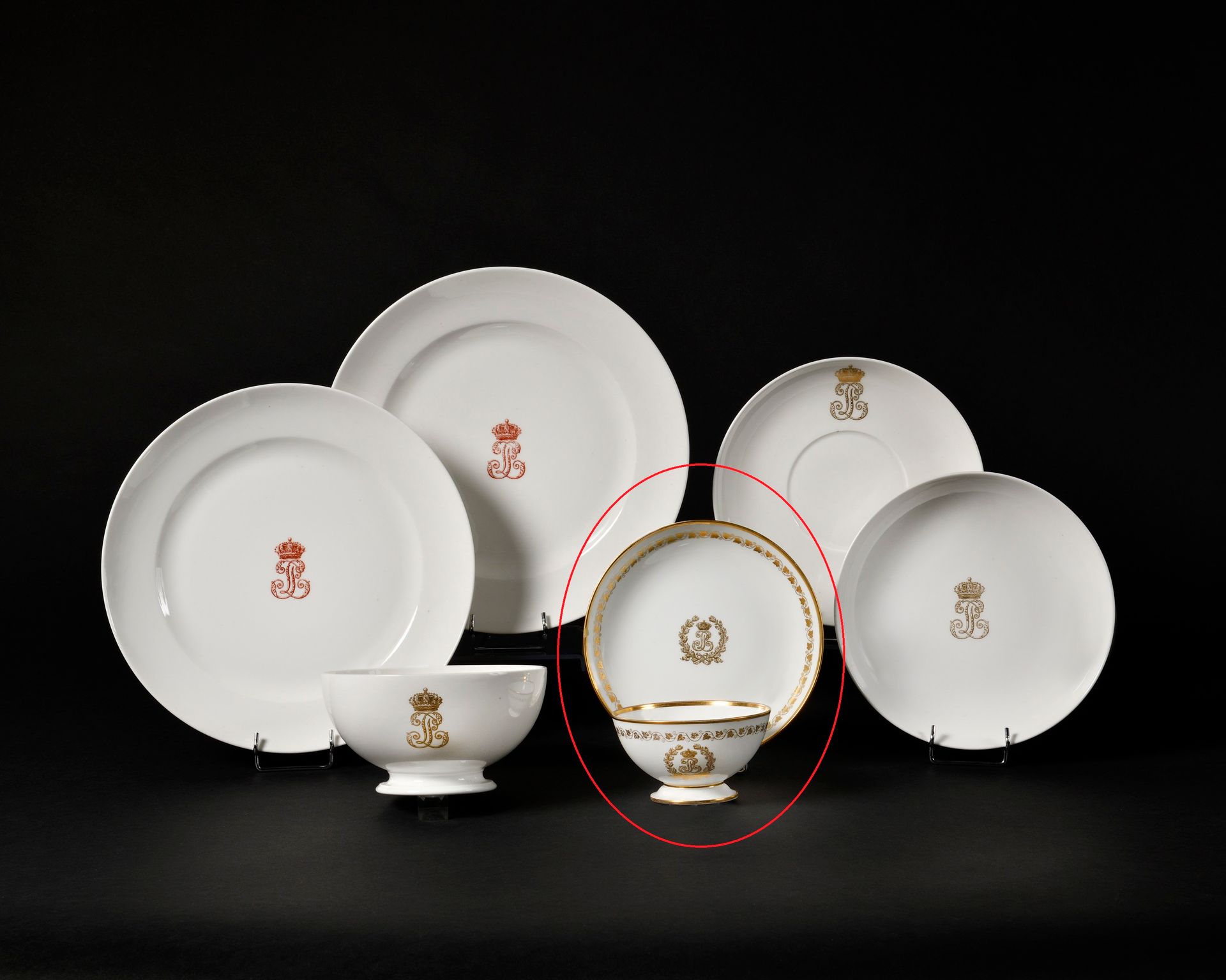 Null SEVRES
Tasse à thé et une soucoupe en porcelaine à décor en or du monogramm&hellip;