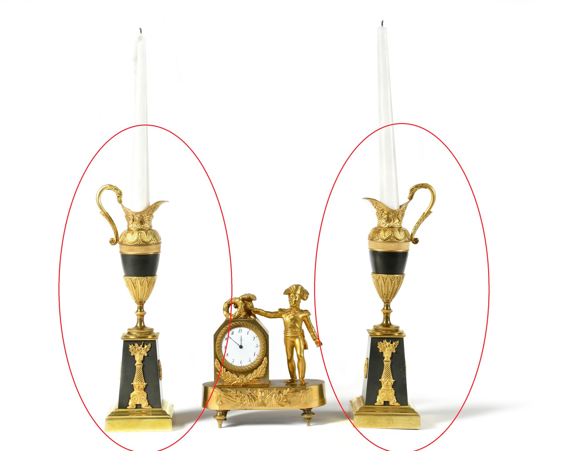 Null 一对烛台，底座上装饰有火炬和王冠，排成一排，采用鎏金和斑驳的青铜。
B.E. 大约1830-1850年。 
总高度：28厘米。