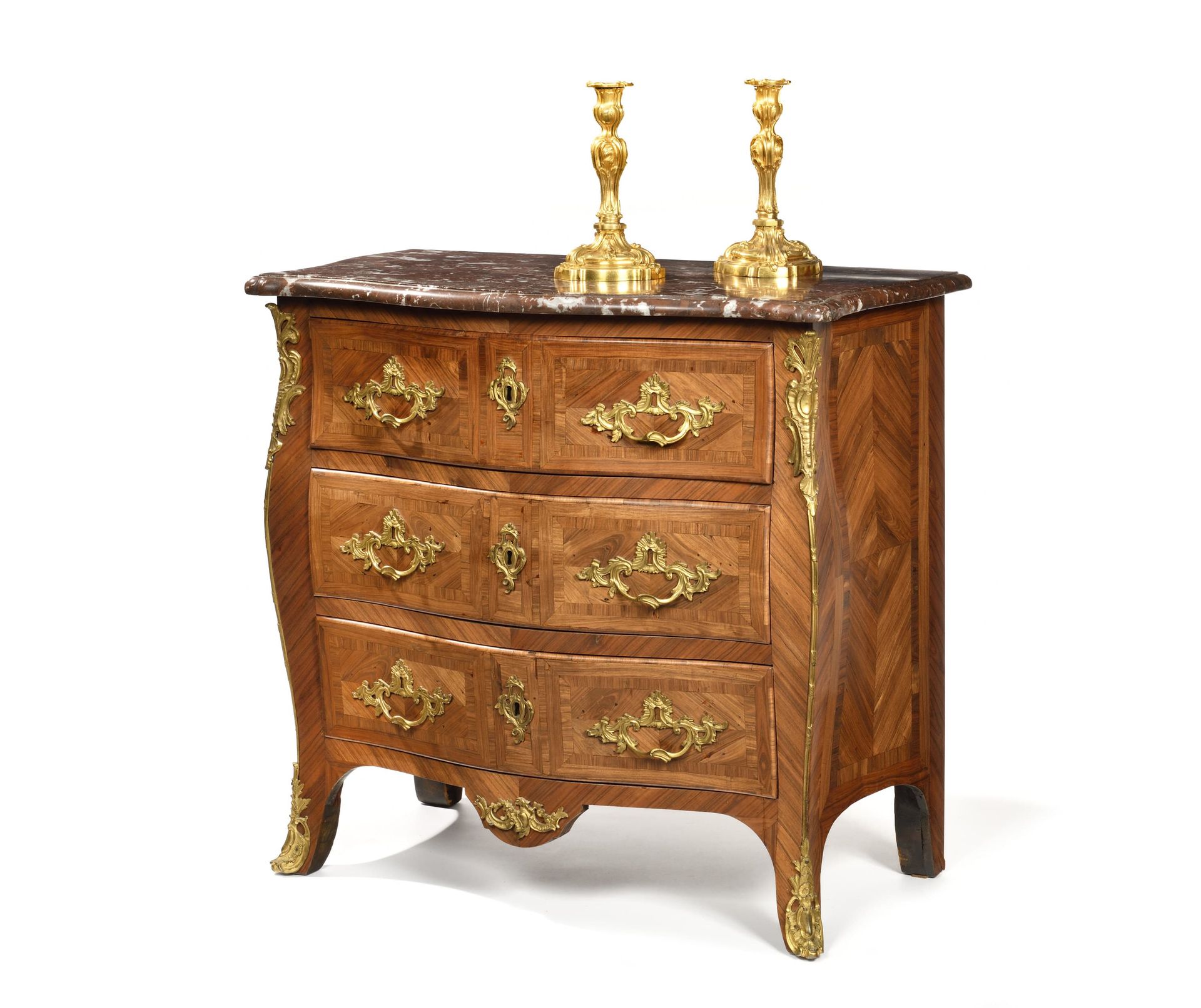 Null 让-查尔斯-埃洛姆(1714-1763)
木质和贴面的抽屉柜，开有三个抽屉和横档。 抽屉上有楣状镶嵌装饰，弯曲的侧面有钻石楣状镶嵌装饰。美丽的清漆青铜&hellip;