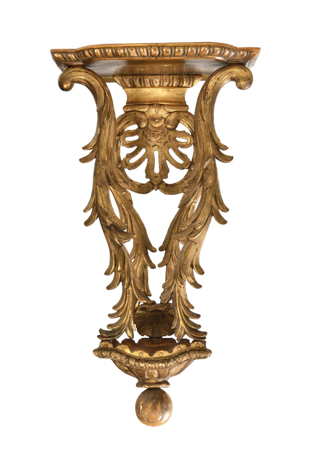 Null 雕刻和镀金的木制小桌子，装饰着水叶和一个风格化的贝壳。 
作品具有路易十五风格。 
H.88厘米×宽48.5×长23厘米。