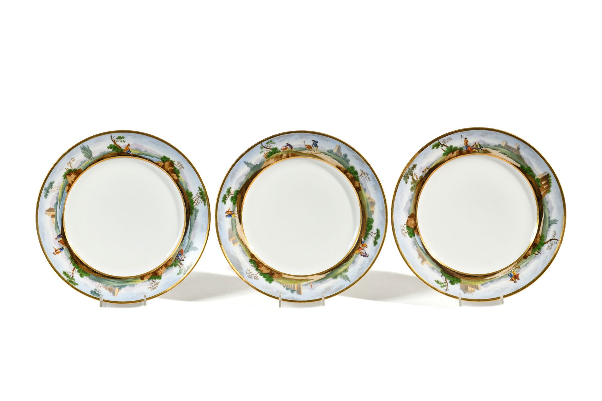 Null 巴黎（德纳斯特制造厂）
三个瓷盘，Marli带有意大利风景中人物的多色装饰。
19世纪。
直径：24厘米
(修复和轻微磨损)。

6874