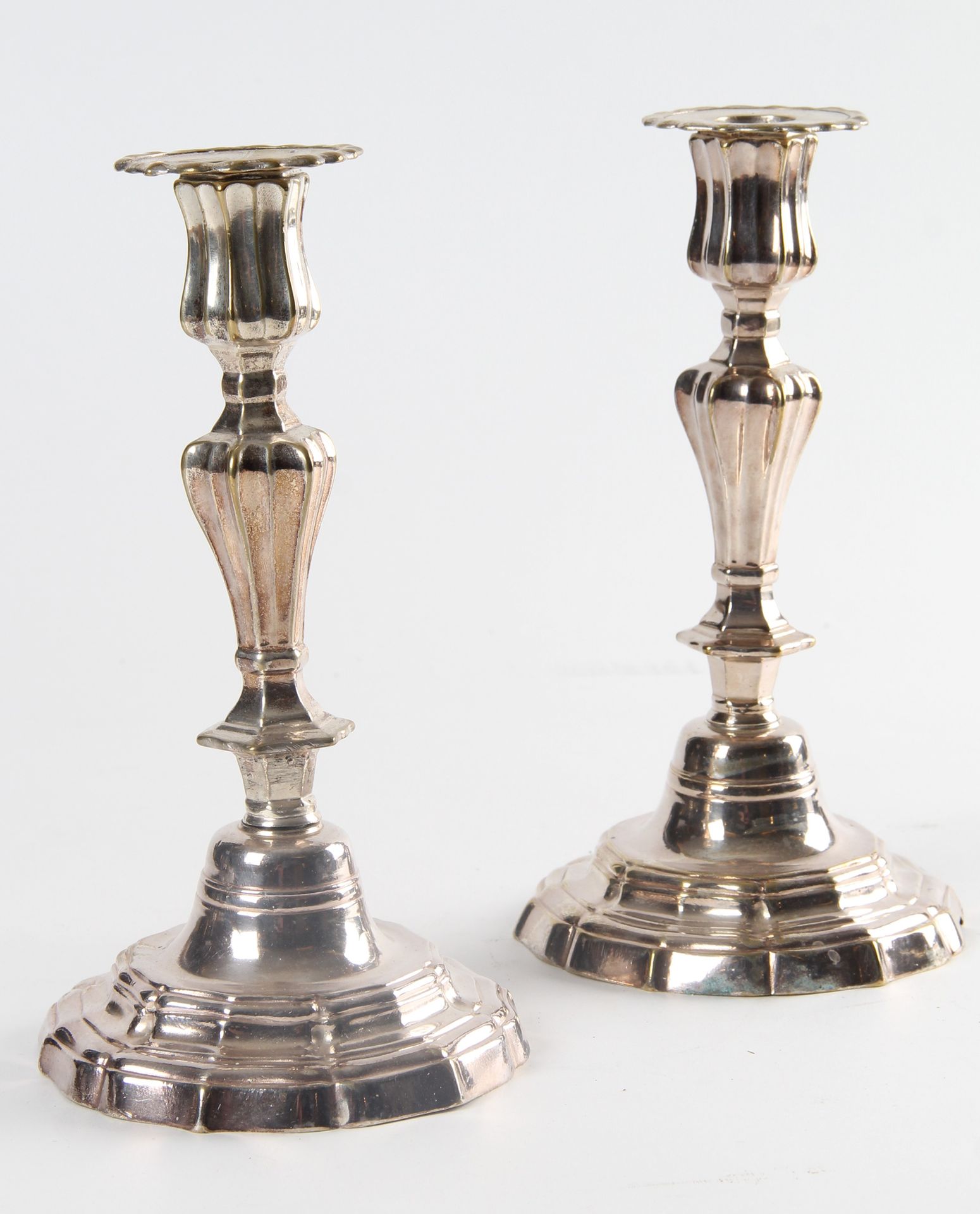 Null 一对银制铜灯，柱状轴和圆形底座。

摄政时期风格，19世纪。

高度：23.5厘米 

(镀银层有磨损)