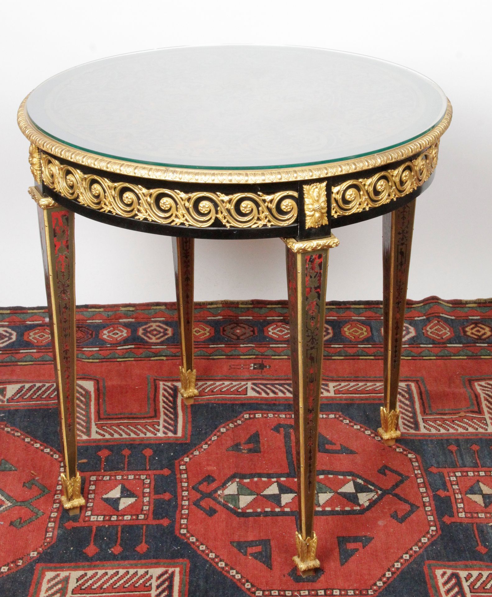Null BOUILLOTTE桌，采用发黑的木头和Boulle镶嵌工艺，玳瑁和黄铜，装饰有叶状卷轴。它矗立在四个细长的鞘状腿上，上面有精美的青铜装饰，如Ling&hellip;