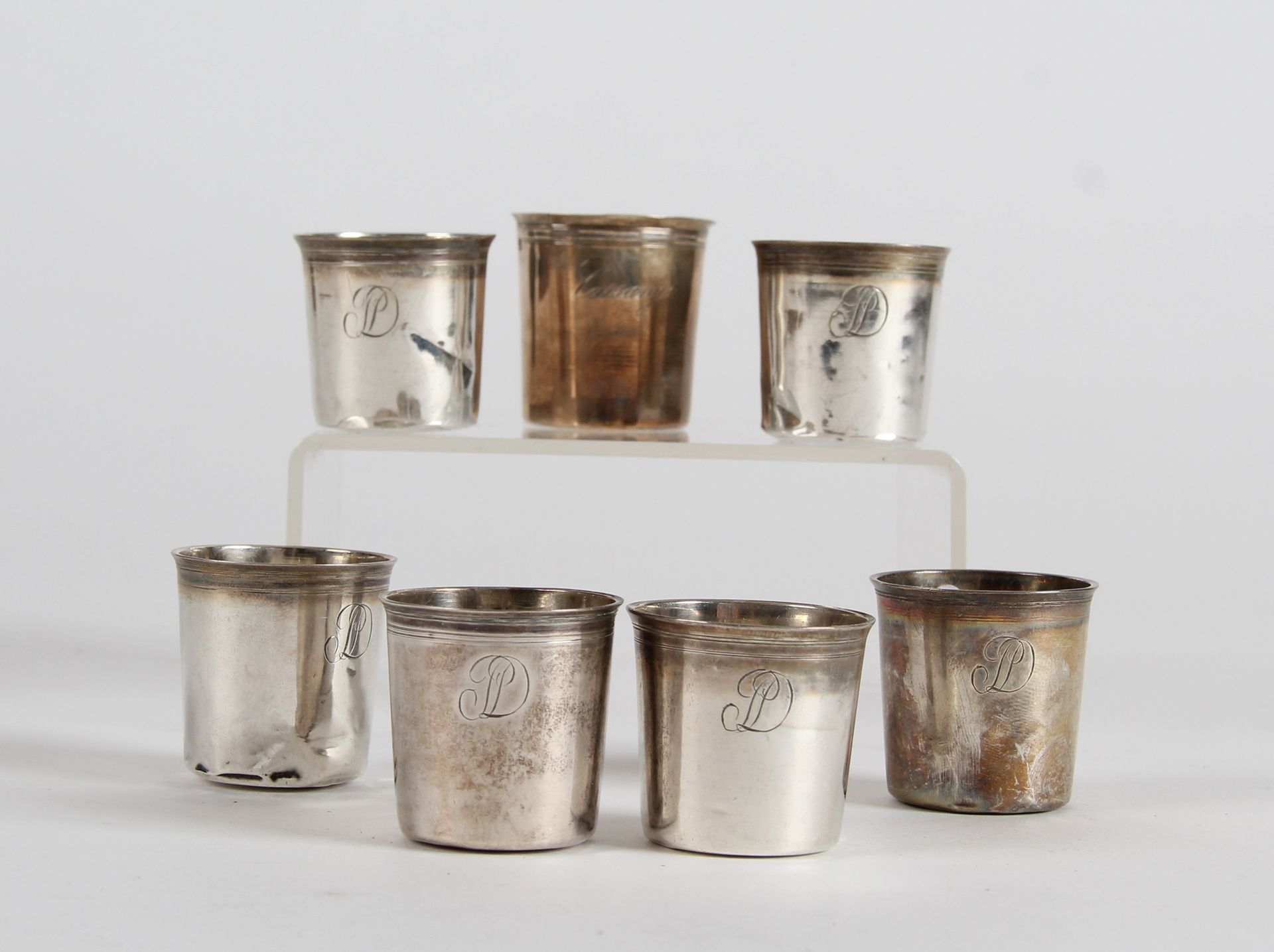 Null 一组6个手镯，银950千分之一，Vieillard第一标题标志，巴黎（1818-1839），有P.D.字样。

一个类似设计的高脚杯，银质95万分之一&hellip;