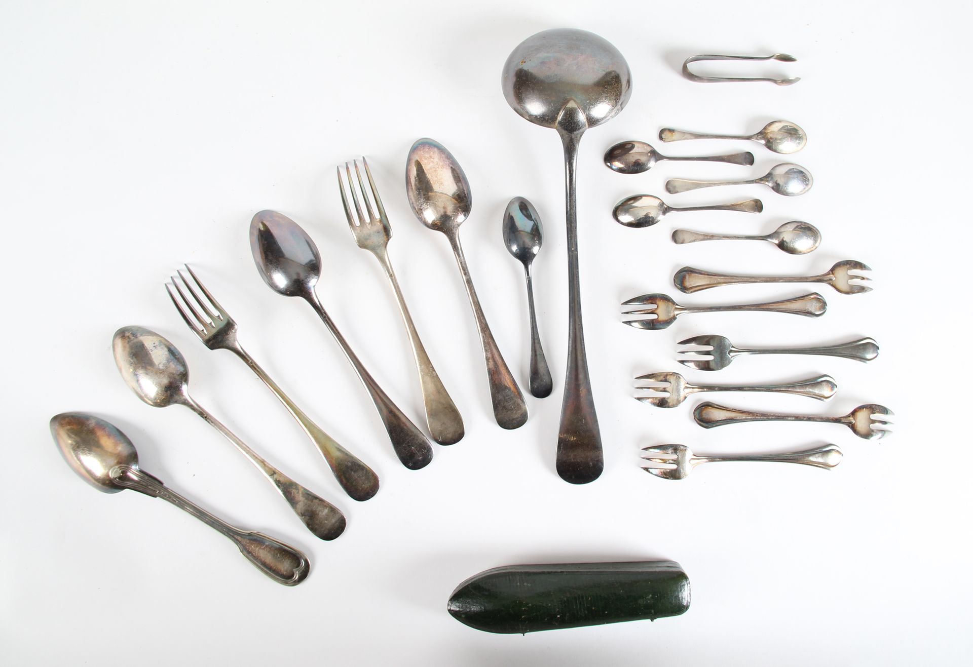 Null LOT OF SILVER METAL, including: 

- Two forks, three soup spoons and one te&hellip;