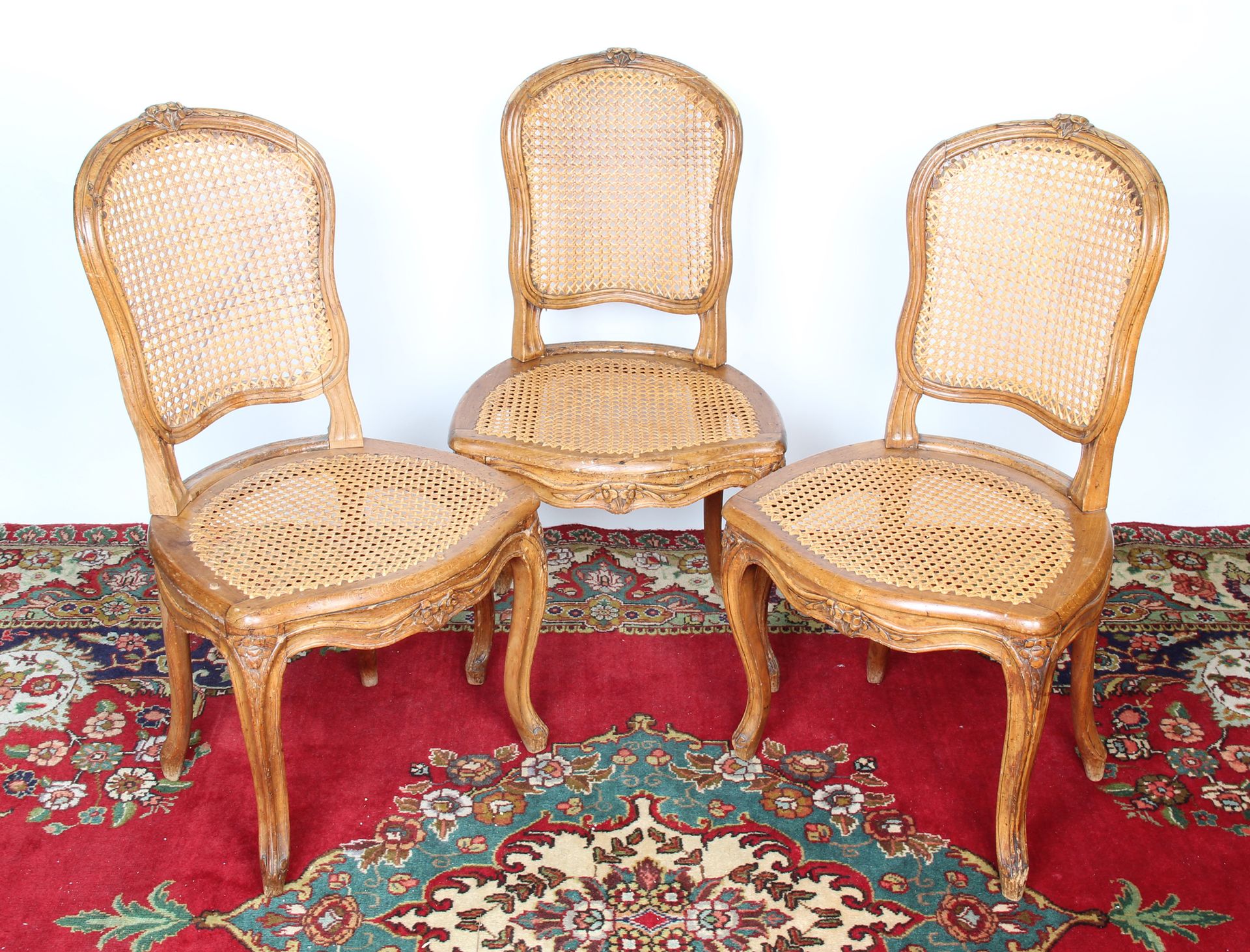 Null 三张天然木制模制和雕刻的椅子，卡布利奥式椅背上装饰着花和叶子，弯曲的椅腿以卷轴结束，椅背和椅座上有藤条。

不同的型号、 

路易十五时期

高：88&hellip;
