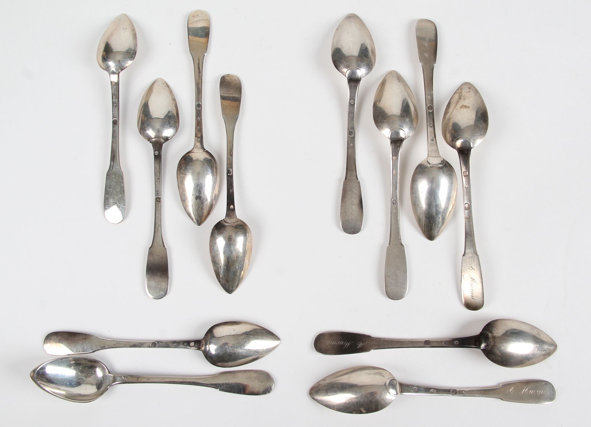 Null 一组12个小银铲，单平面模型，包括： 

- 6个小勺子，银质950千分之一，印记Vieillard第一标题，巴黎（1819-1838），尺寸：12.&hellip;