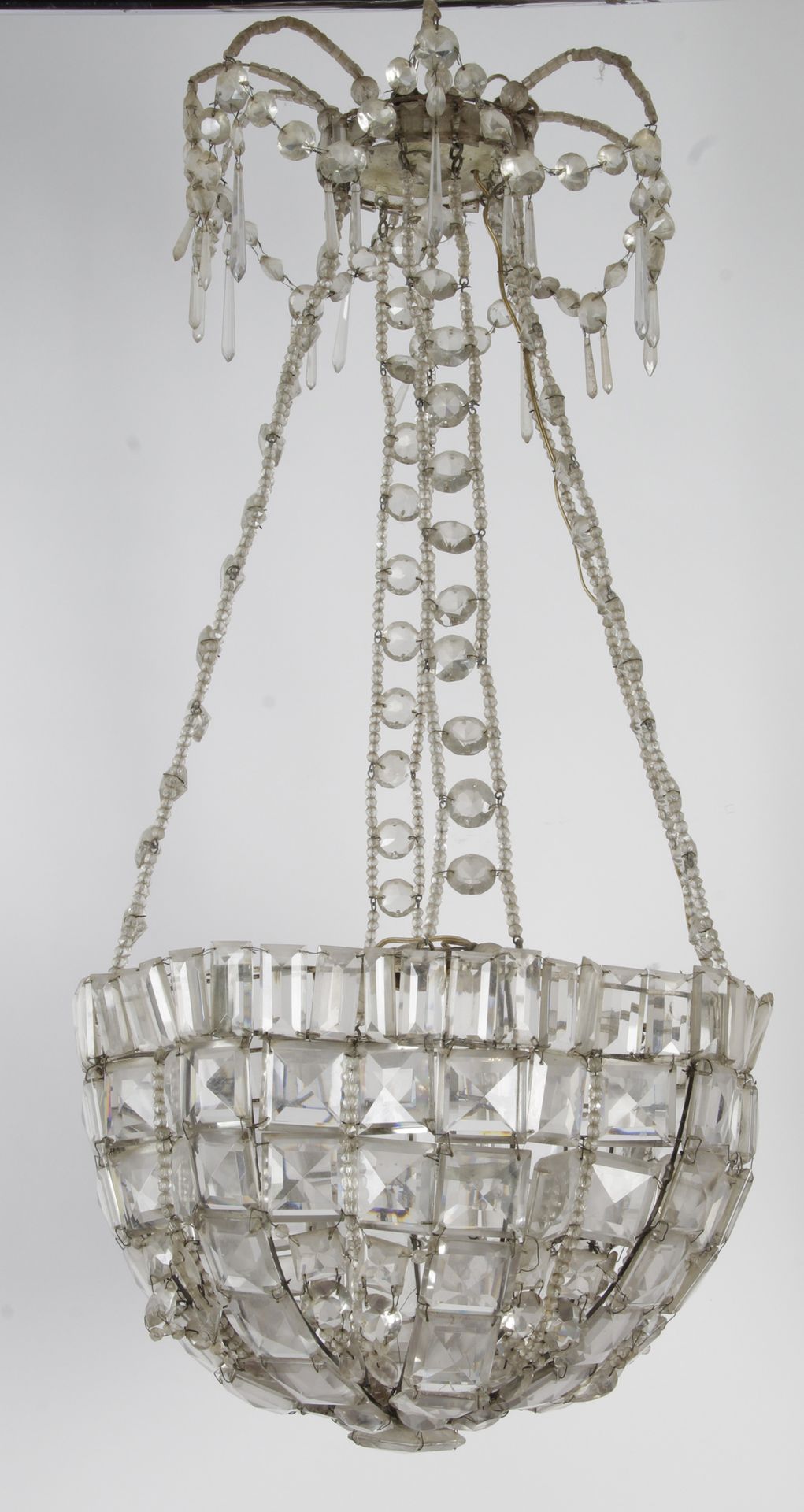 Null GRAN LUSTRO VASCO, compuesto por placas de vidrio facetado, frisos de perla&hellip;