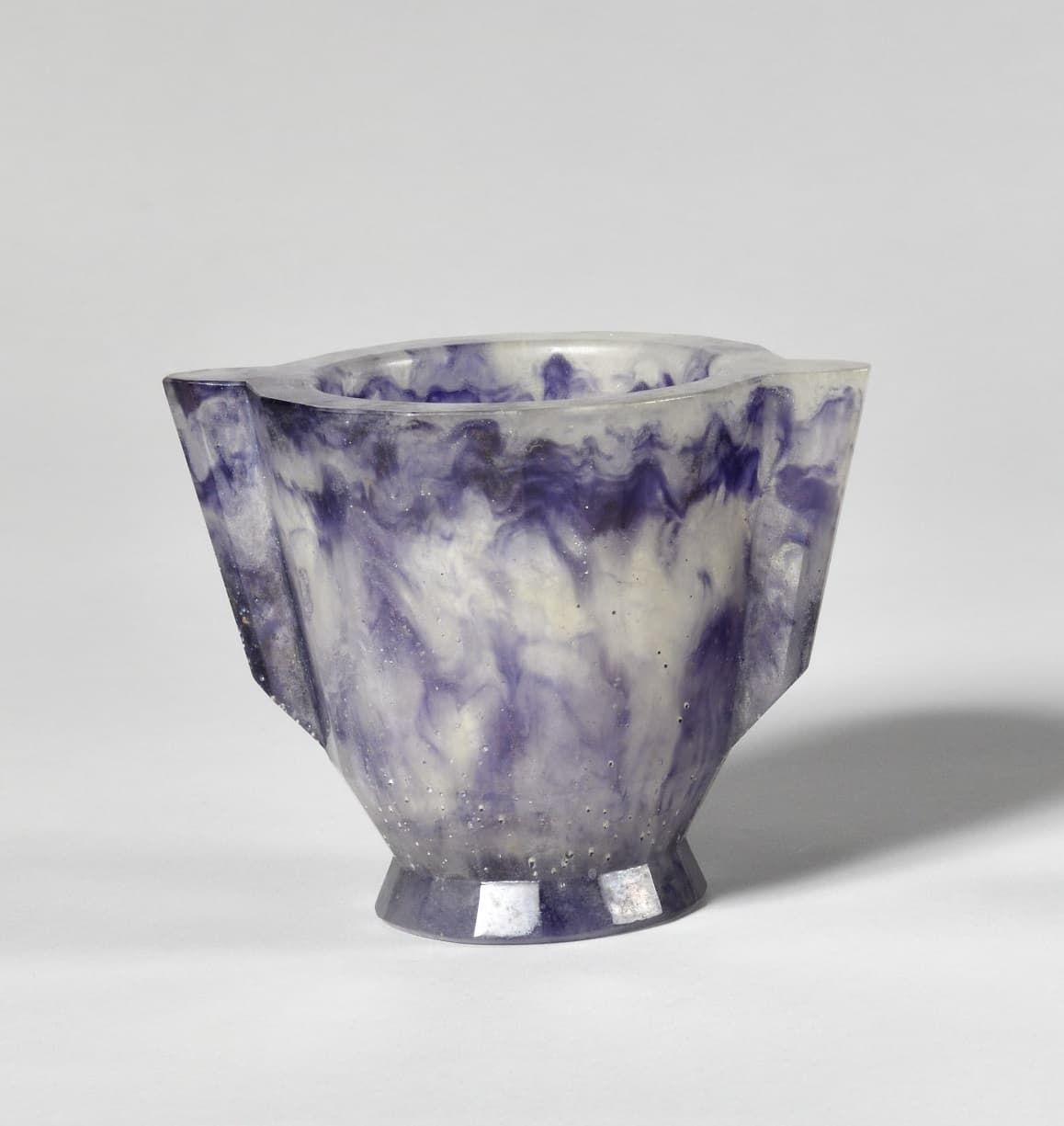Null 加布里埃尔-阿吉-卢梭(1885-1953)
模型 "35-08
罕见的紫水晶花瓶，有刻面的瓶身和配套的手柄
有签名和编号的
高：11.5厘米 - 宽&hellip;