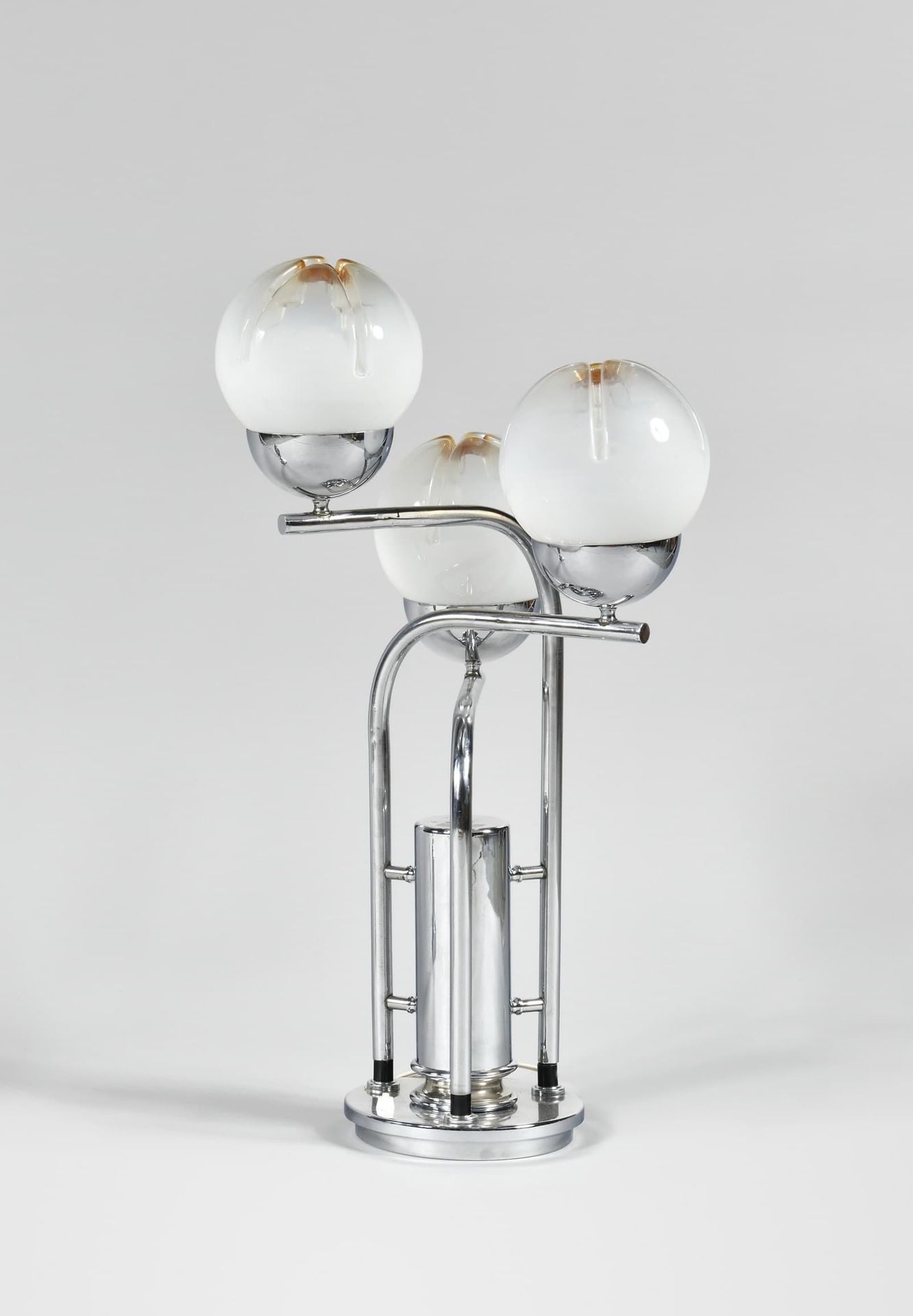 Null 马兹加-穆拉诺
灯具有三个弯曲的灯臂，在镀铬金属管中装有乳白色的球体，有五个星形的凹槽，按钉。
氧化处理
高：75厘米 - 深：37厘米