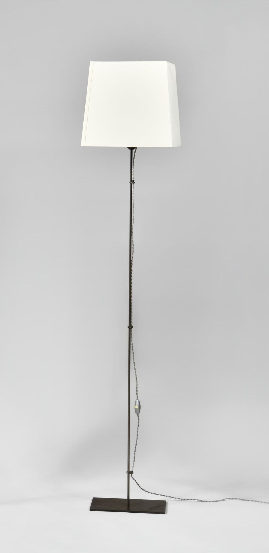 Null 克里斯蒂安-莱格尔 (1943-2020)
阿西尔 "模型
落地灯，长方形底座上有带钢丝的灯杆
签有字母图案
高度：137厘米