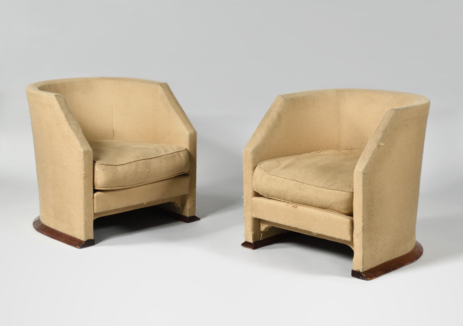 Null 1930年代作品
贡多拉扶手椅一对，位于 "马蹄形 "基座上，采用重新上漆的木头，以前用奶油色织物重新装潢。
磨损的，原样。
64 x 63 x 71&hellip;