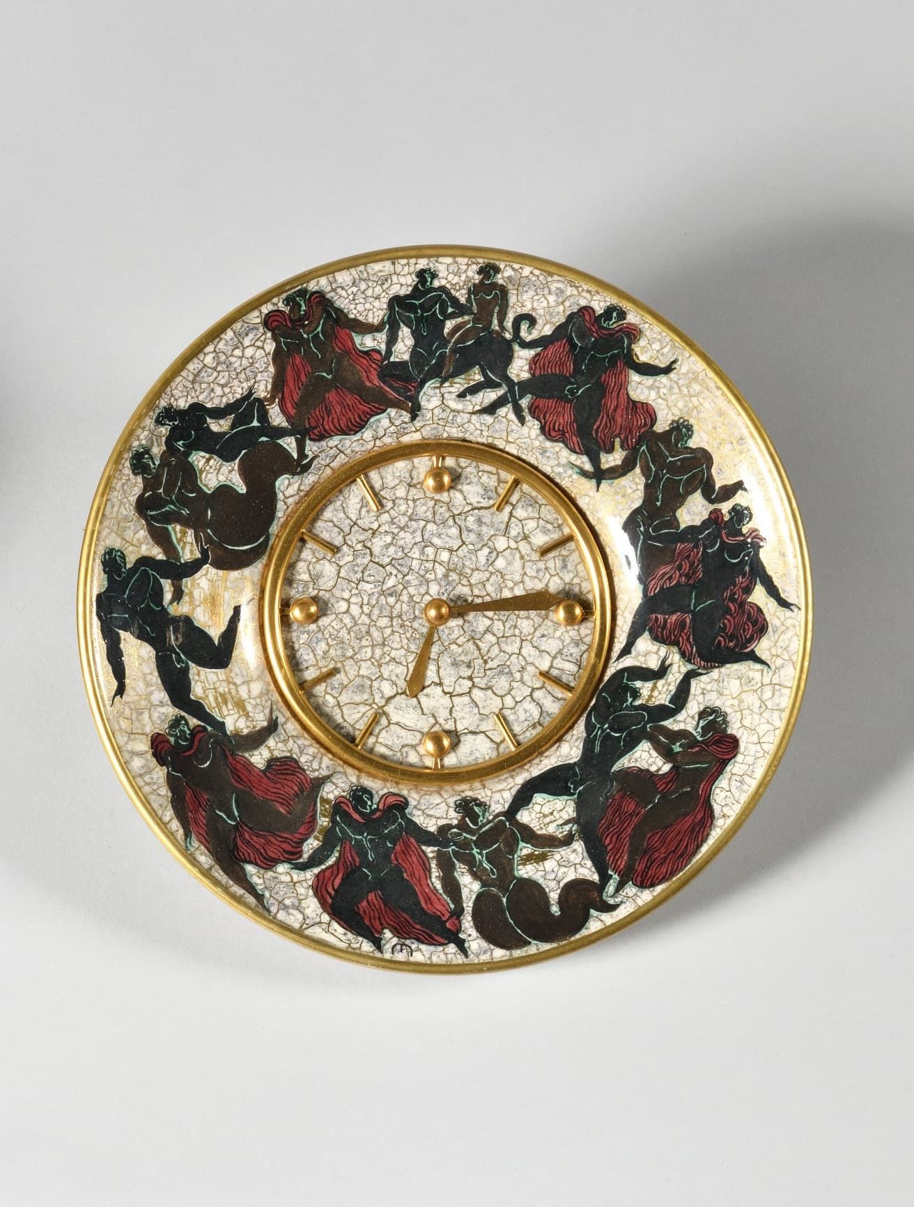 Null 让-马约东(1893-1967)
圆形盘子，宽的边缘，装饰着黑色，红色和绿色的珐琅彩陶瓷，有金色的裂纹，作为挂钟安装，指针和表盘是镀金的黄铜。
背面有&hellip;