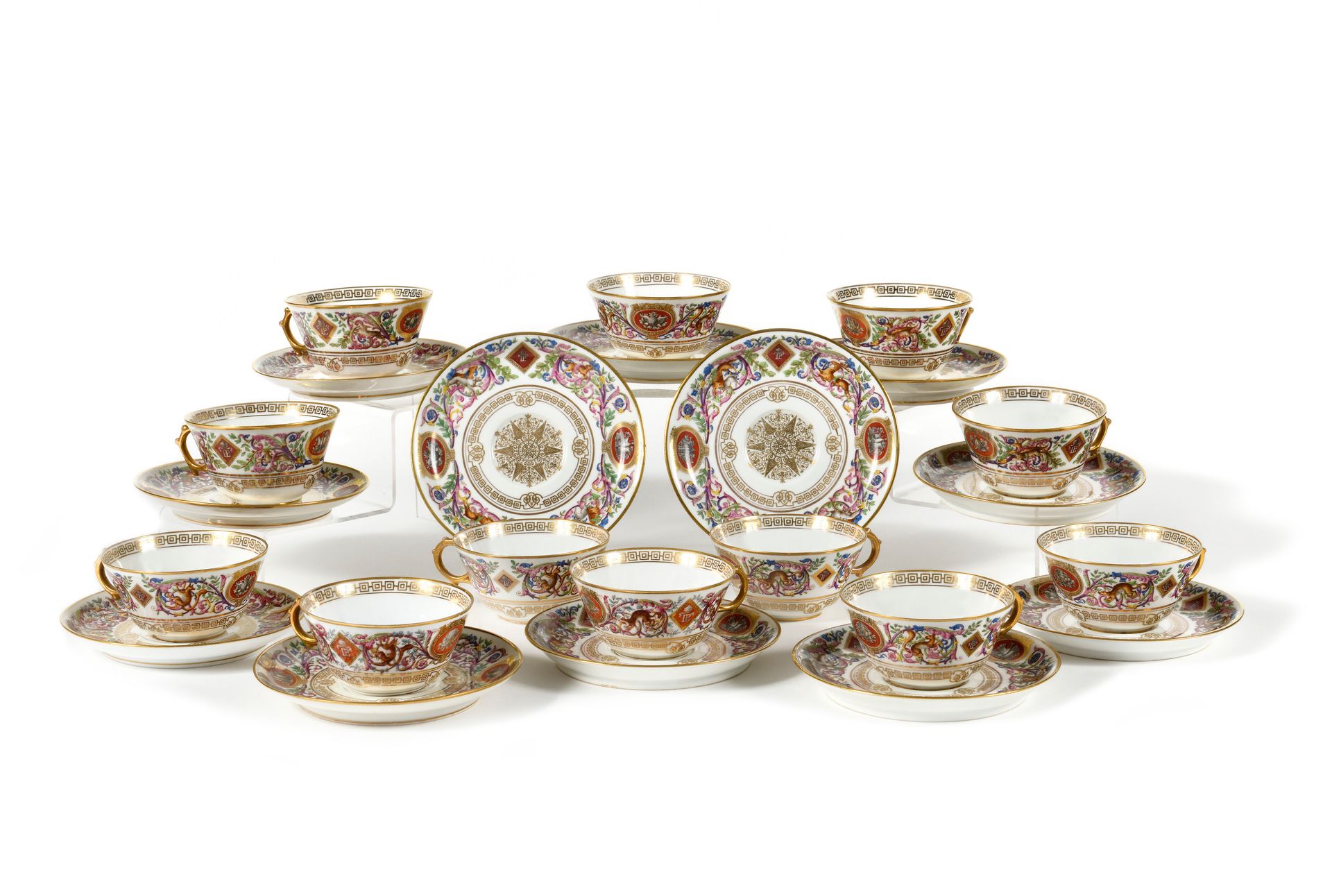 Null 基于塞夫勒模型的瓷器茶具，用于路易-菲利普为枫丹白露城堡制作的狩猎服务。

它由12个杯子和碟子组成。
丰富的多色装饰，印有金色的图案，动物们在树叶中&hellip;