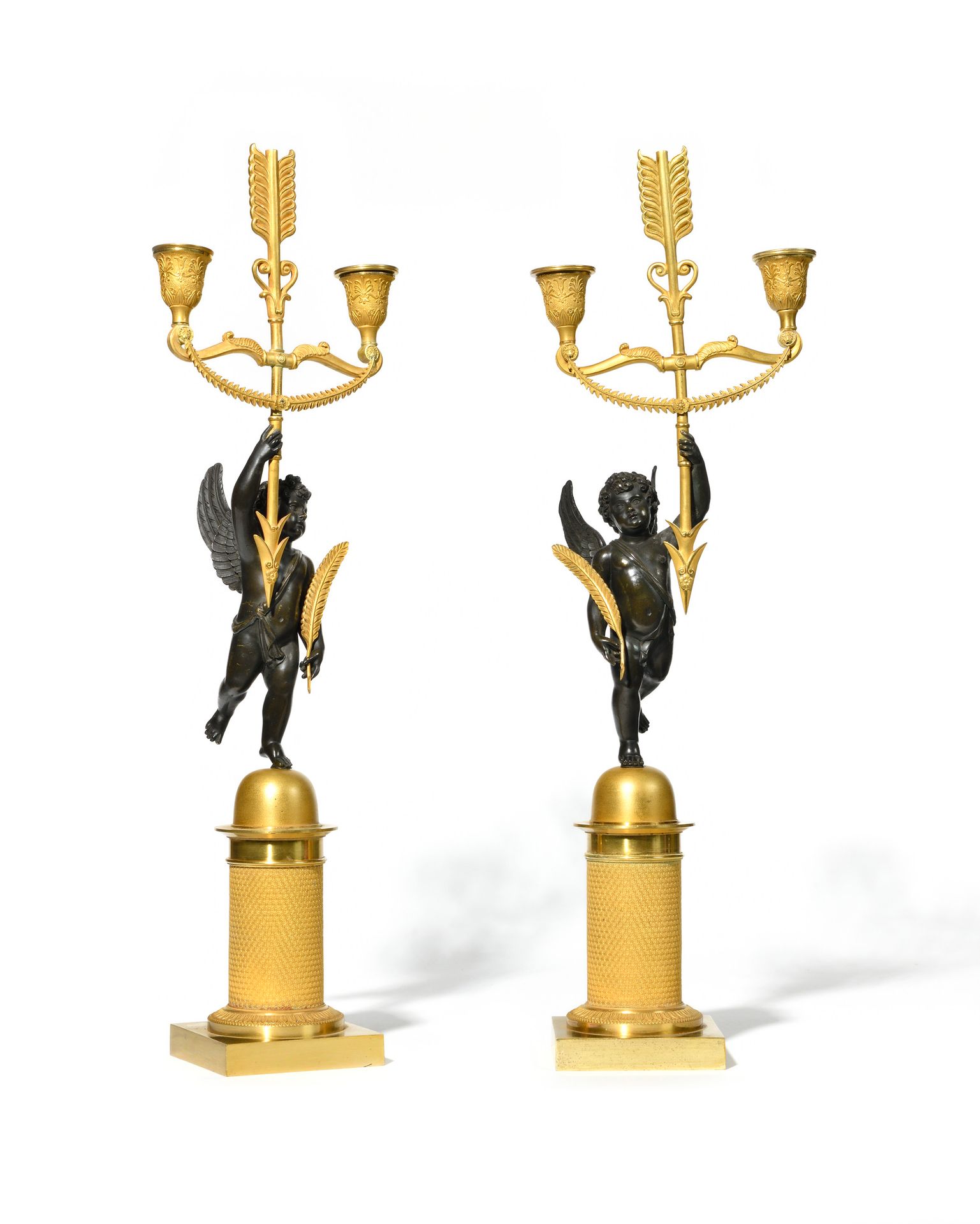 Null Ein Paar Kandelaber aus ziselierter, vergoldeter Bronze und patinierter Bro&hellip;