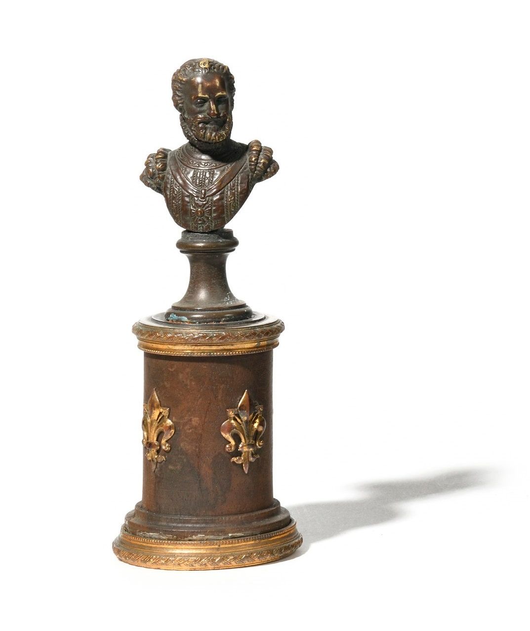Null 亨利四世
一个棕色的铜质半身像，安装在一个圆柱形的木质底座上，并装饰有镀金的黄铜百合花。
制作于19世纪末。
H.15厘米