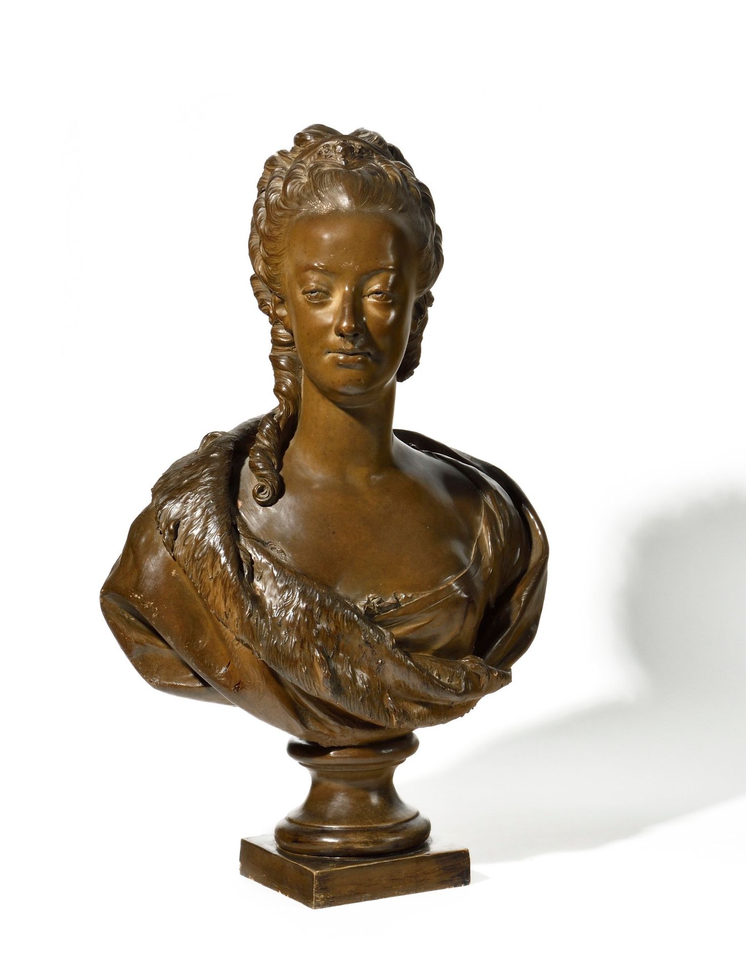 Null 仿照路易-西蒙-布瓦佐特（1743-1809）的作品
玛丽-安托瓦内特王后的半身像，戴着头饰，披着貂皮。 
陶器，在一个经过处理的石膏基座上。 
68&hellip;