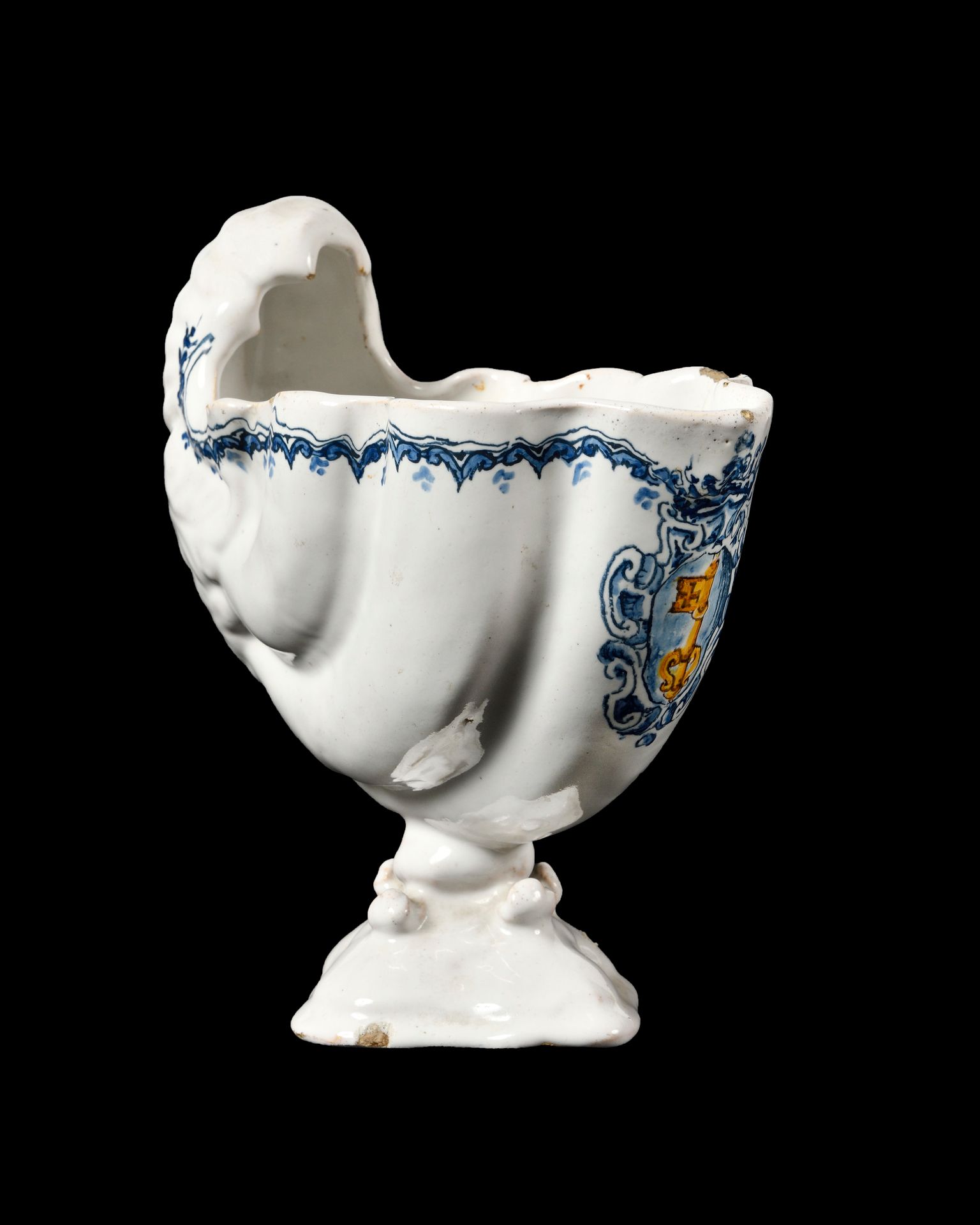 Null 法恩莎陶器 
海螺形状的碗，上面有侯爵的纹章，并装饰有教皇的钥匙
法恩莎博物馆收藏的无装饰的相同模型。 
一个非常罕见的模型，可能被用作糖果盘。
高2&hellip;