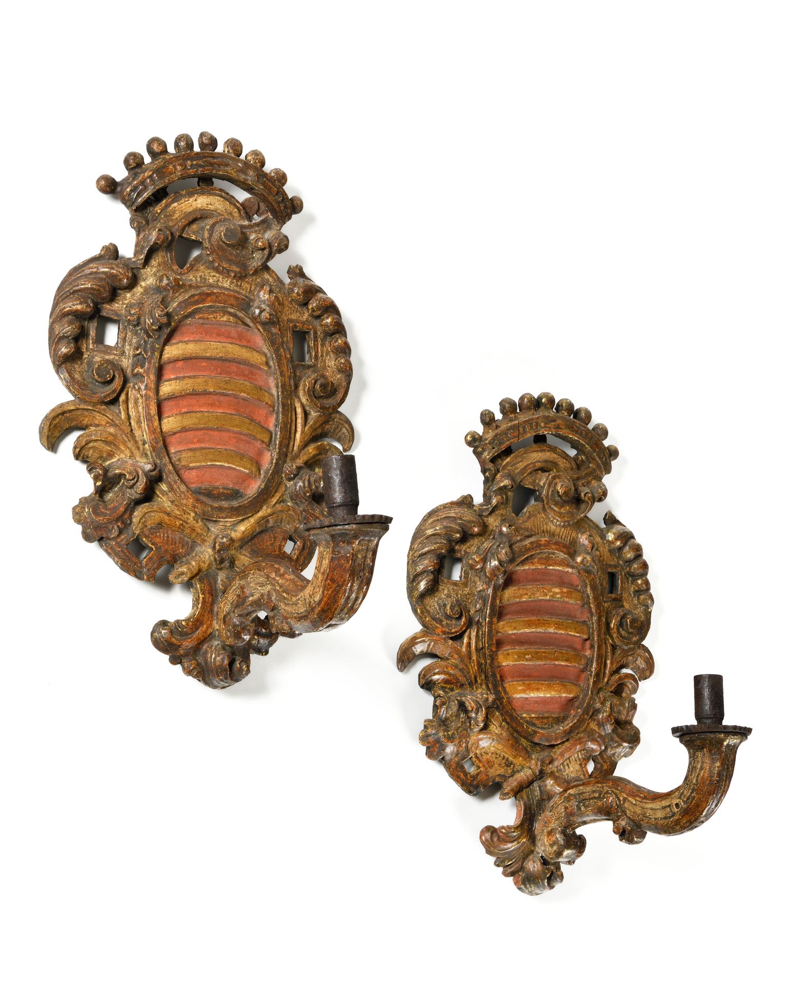 Null 一对彩绘和镀金的木质护手，装饰有伯爵冠冕下的盾牌，其中一只手臂是光的。
损坏
意大利，18世纪
高：50厘米，宽：32厘米