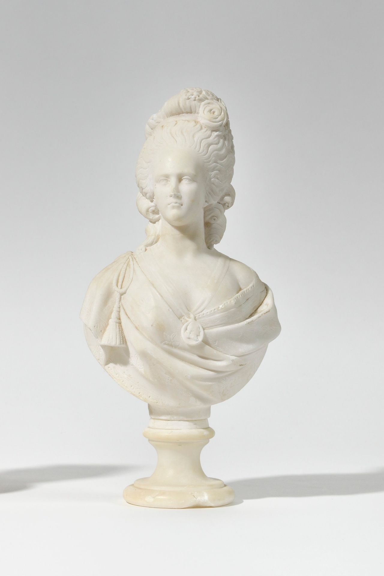 Null LECOMTE D’APRES. 
Le Reine Marie Antoinette 
Buste en marbre sur piédouche.&hellip;
