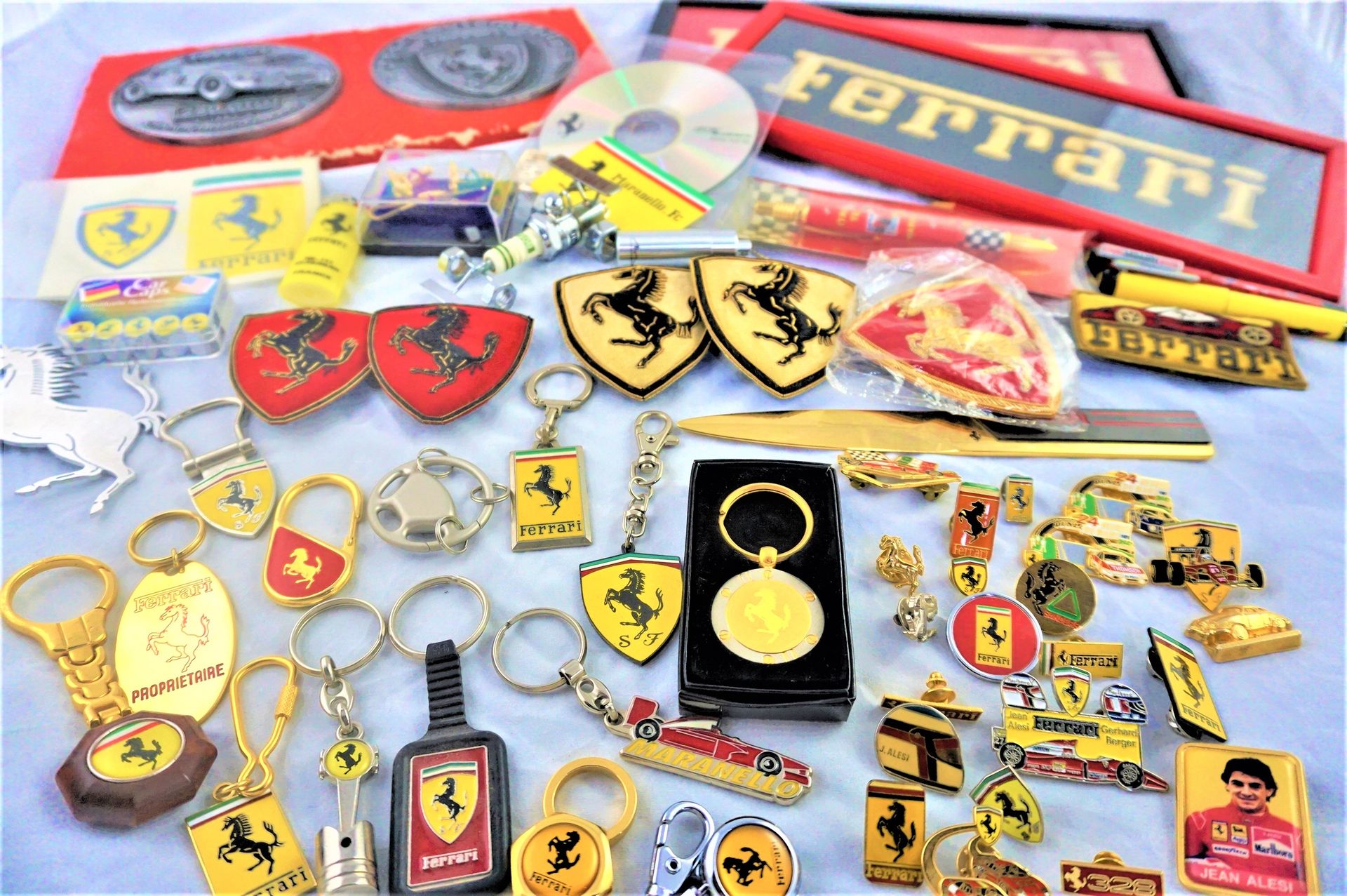 Ferrari Goodies : Dieses Paket enthält mehrere Goodies…