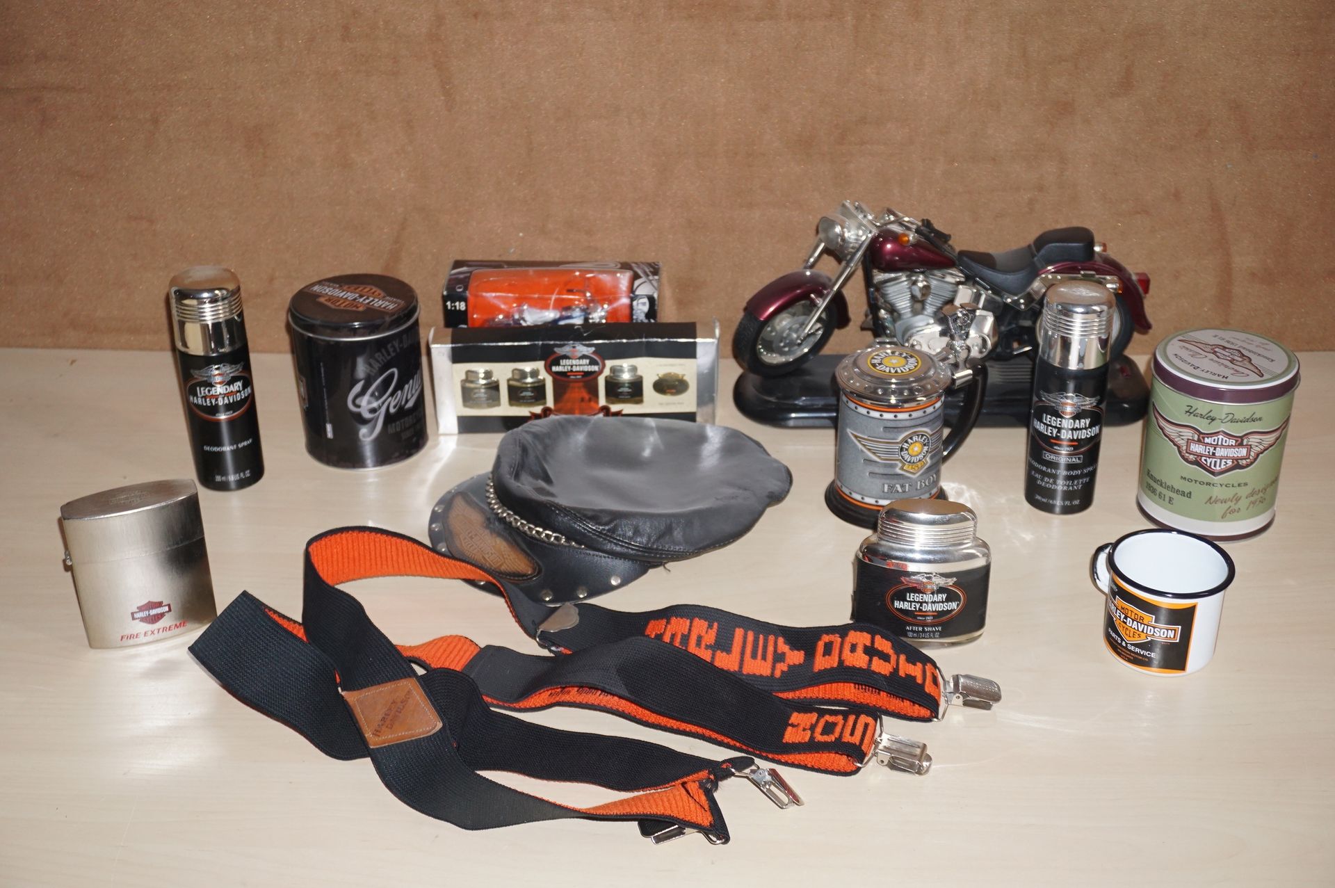 Null Pack de accesorios Harley - Davidson
- 2 tazas 
- Un par de tirantes 
- Una&hellip;