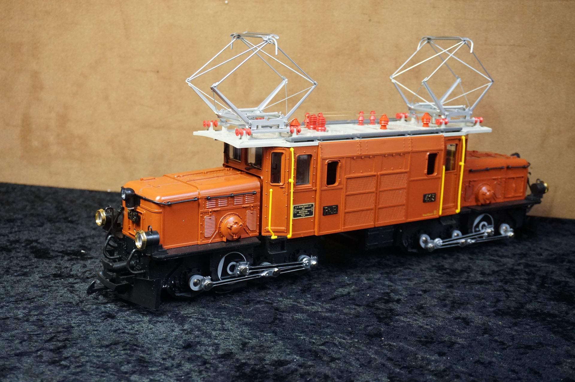 Null Miniatur einer elektrischen Lokomotive der Marke LGB. 
Neu, in Schachtel, m&hellip;