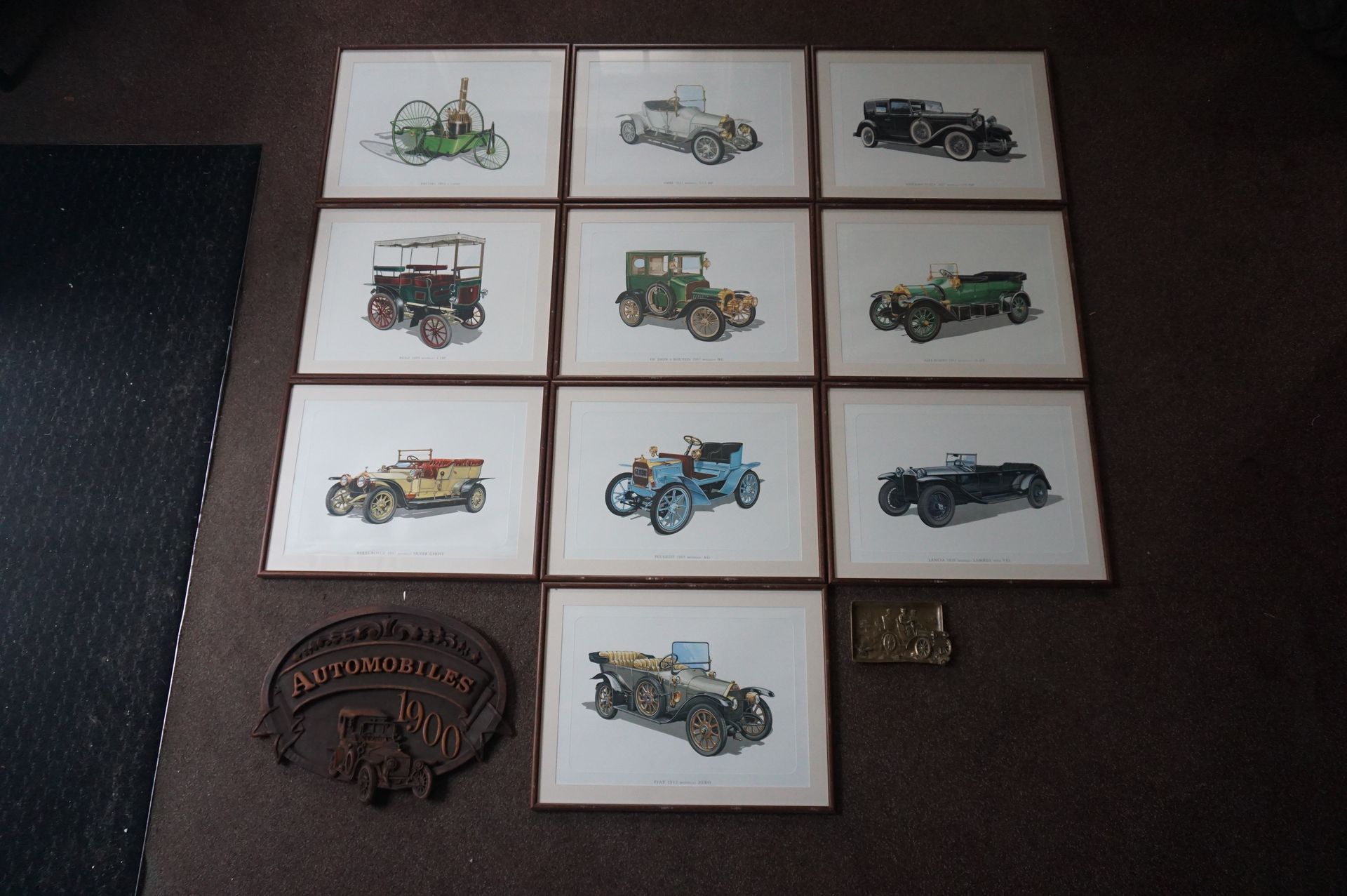 Null 一共有10个画框（印在canson上，代表1891至1920年的模型）。
木雕《汽车1900》。
表现祖先的铜板，背景是3个人在轮子上，背景是风景。