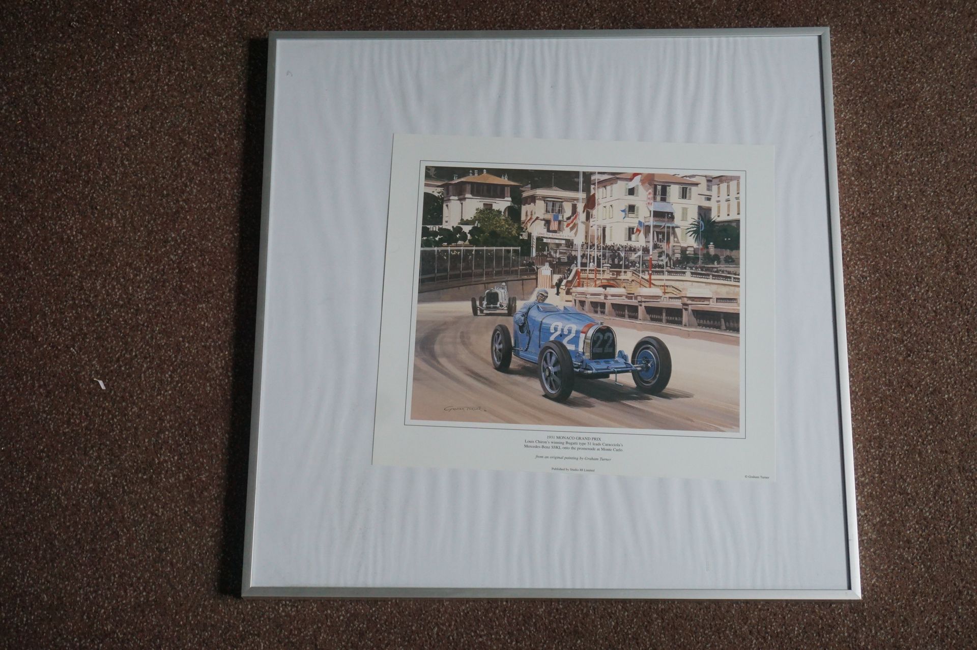 Null 印刷品来自格雷厄姆-特纳的原画，描绘了路易-希龙在摩纳哥大奖赛上驾驶布加迪51型，并在1931年紧随卡拉乔拉的梅赛德斯-奔驰SSKL。 
玻璃下的框架