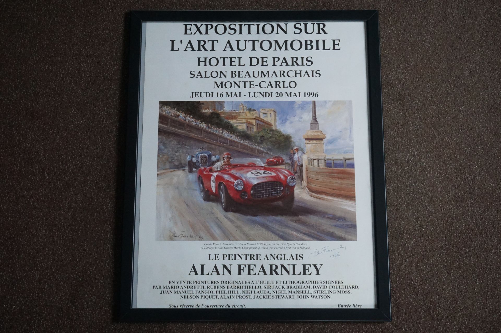 Null 1996年5月在巴黎酒店举办的汽车艺术展览的签名海报。中间是艾伦-费恩利的画，他在海报上亲自签名。
43 x 54 厘米