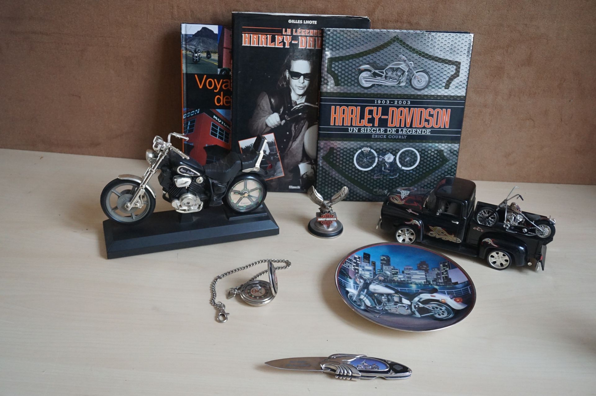 Null Ein Los, das der Motorradmarke Harley - Davidson gewidmet ist: 
- Motorrad-&hellip;