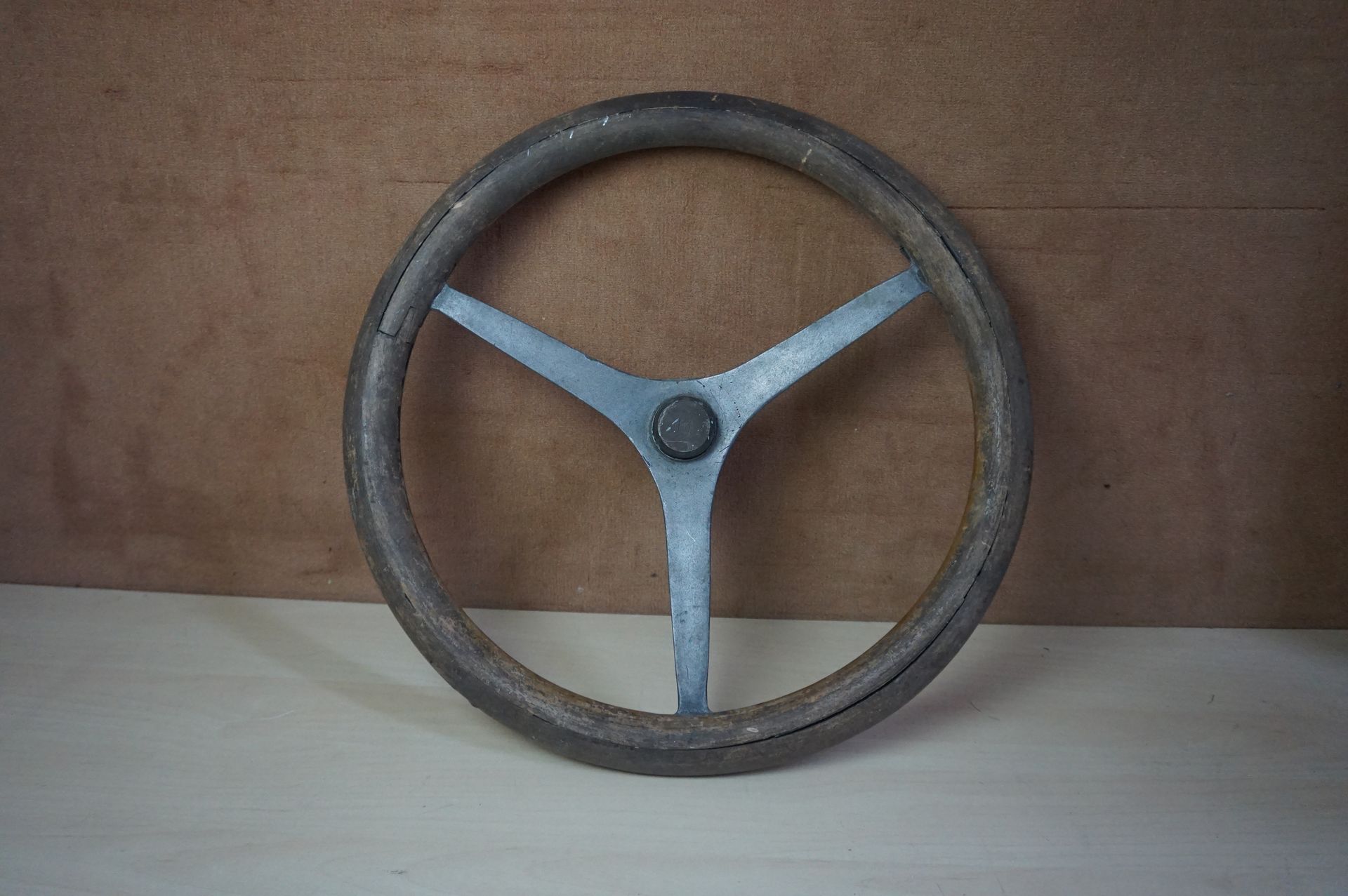 Null Three-spoke steering wheel, in wood