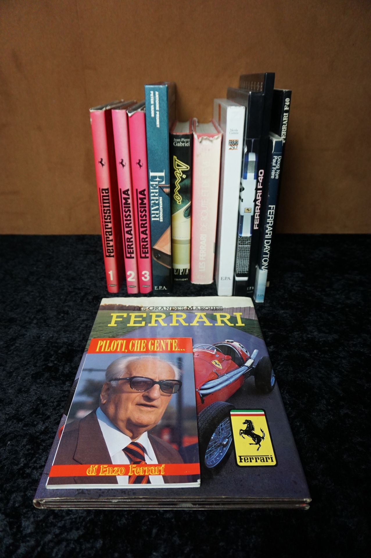 Null Lot von 13 Büchern 
-Ferrari 365 GTB/4 Daytona
- Ferrari F 40
- Fantastisch&hellip;