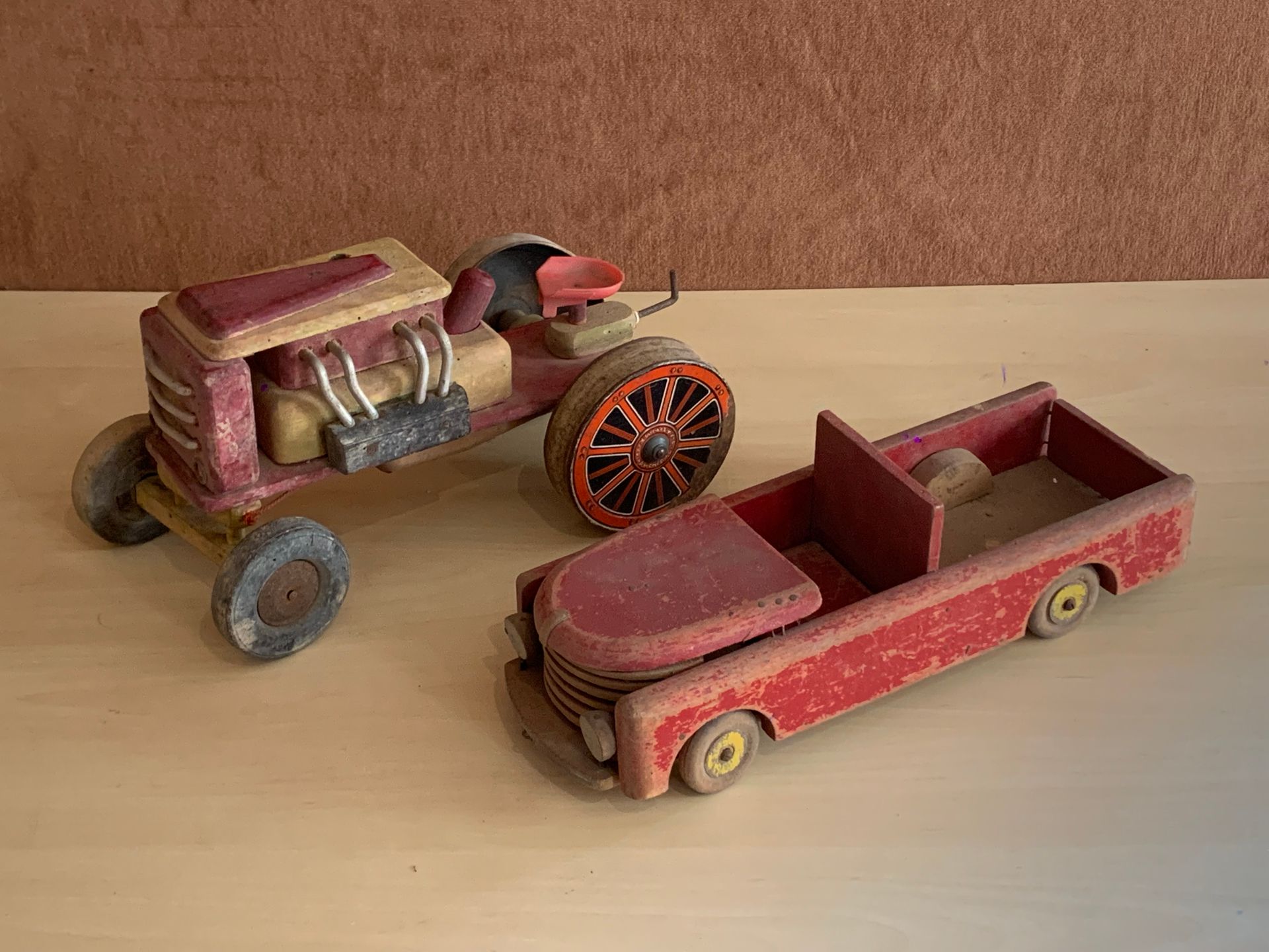Null A wooden car 38 x 9 x 12 cm 
A wooden and metal tractor 17 x 33 x 16 cm